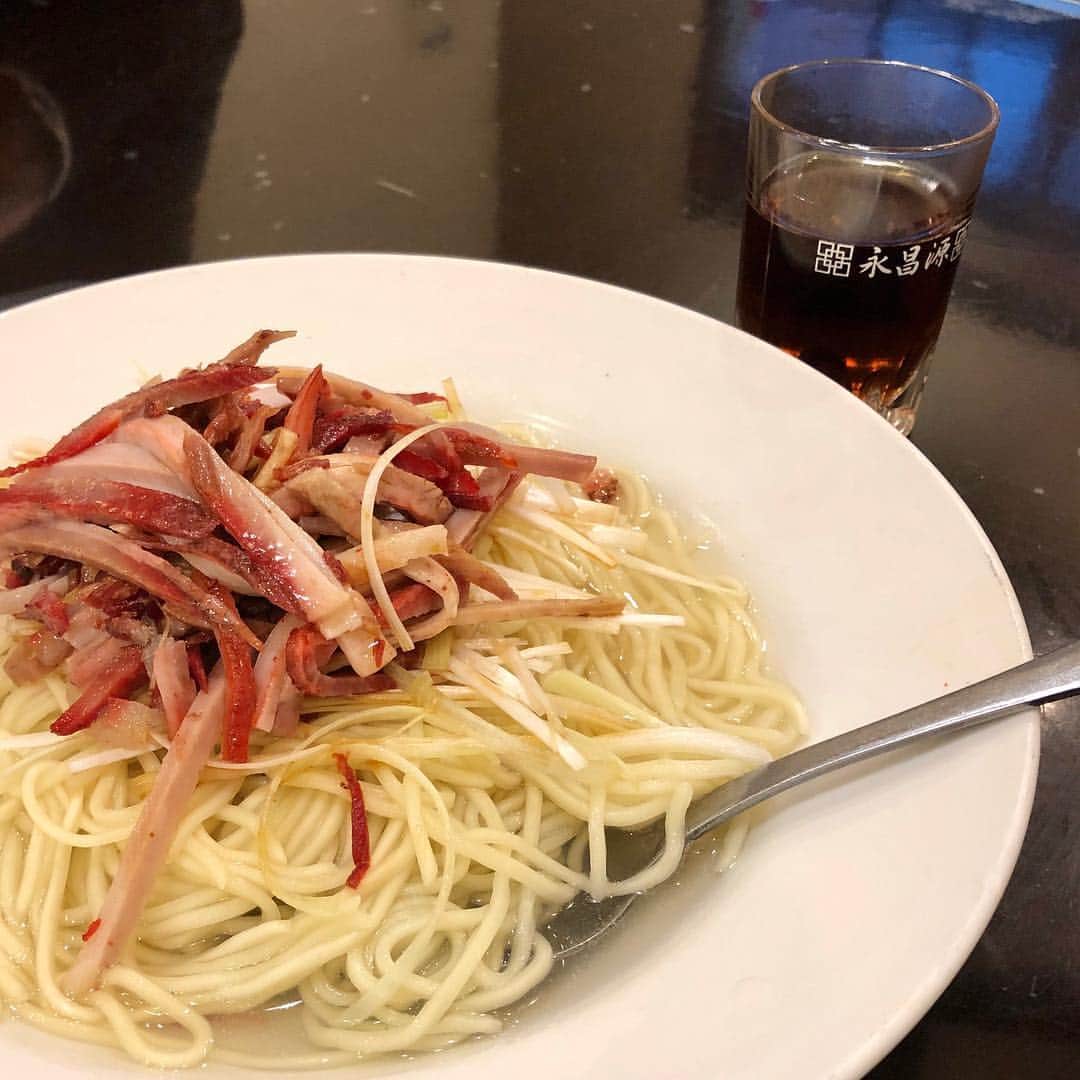 野宮真貴さんのインスタグラム写真 - (野宮真貴Instagram)「横浜中華街は夜の七時♪ 今日は中華三昧🥟横浜・元町 中華街のはしご。その店の一番美味しいものを一品だけオーダーしてはしごするのが極意。今日は、皮付き豚バラチャーシュー→水餃子→汁なしネギそば→海鮮粥→紹興酒5杯、でした。デザートと烏龍茶はテイクアウト。フクゾーで開襟シャツもゲット👍(お粥は食前に写真撮れず…) #横浜中華街は夜の七時 #同發 #山東 #海南飯店 #謝甜記 #悟空 #FUKUZO #野宮真貴 #missmakinomiya」4月5日 19時31分 - missmakinomiya