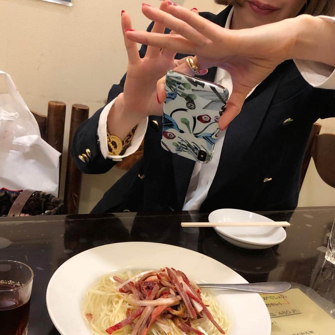 野宮真貴さんのインスタグラム写真 - (野宮真貴Instagram)「横浜中華街は夜の七時♪ 今日は中華三昧🥟横浜・元町 中華街のはしご。その店の一番美味しいものを一品だけオーダーしてはしごするのが極意。今日は、皮付き豚バラチャーシュー→水餃子→汁なしネギそば→海鮮粥→紹興酒5杯、でした。デザートと烏龍茶はテイクアウト。フクゾーで開襟シャツもゲット👍(お粥は食前に写真撮れず…) #横浜中華街は夜の七時 #同發 #山東 #海南飯店 #謝甜記 #悟空 #FUKUZO #野宮真貴 #missmakinomiya」4月5日 19時31分 - missmakinomiya