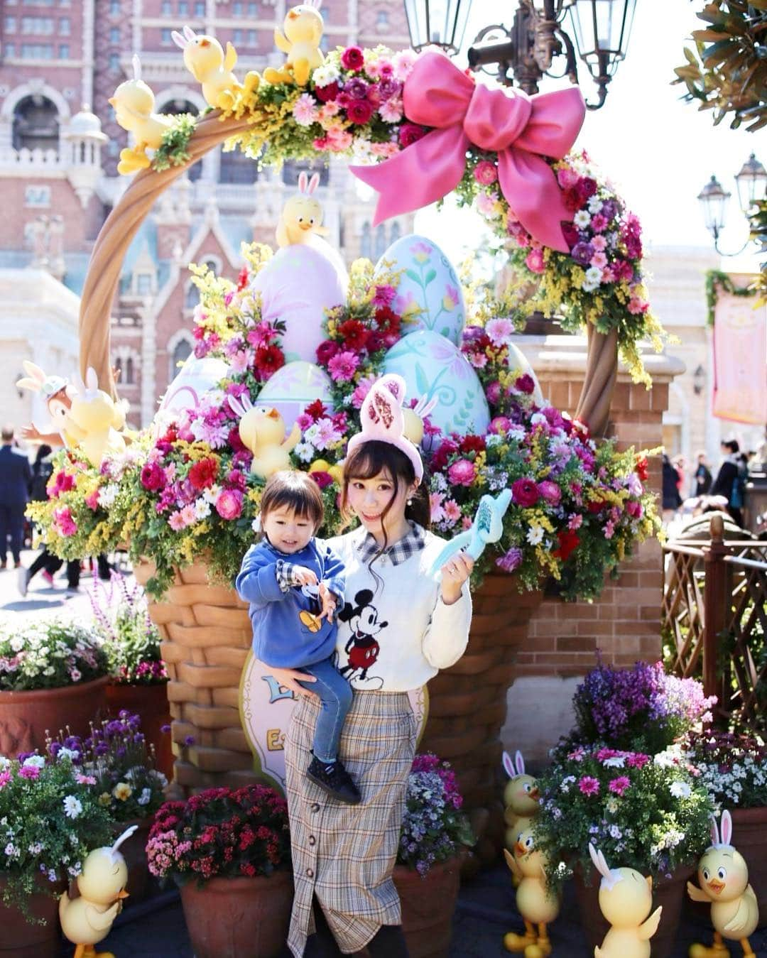 amiさんのインスタグラム写真 - (amiInstagram)「． I went to Disney Sea！ The parade was wonderful. I want to go again. Thank you, my friends ． ． 先程に引き続き、ディズニー イースターのお写真です♡ ． 今回は息子とミッキーコーデ をしてみました♥️ ． お友達家族のお家に お泊まりもして、素敵な 思い出ができました♡ ． 息子ちゃん喜んでで 可愛かったなぁ♡ ． これから行かれる方も 楽しんでくださいね🥺💕 ． ． ． #東京ディズニーランド#東京ディズニーシー#東京ディズニーリゾート#ディズニーイースター#ディズニー好き#イースターイベント#ディズニーパレード#オリエンタルランド#パレード#ディズニーバウンド#親子写真#親子#2歳児ママ#ママ#KissMamaになろう」4月5日 19時24分 - amikuma1219