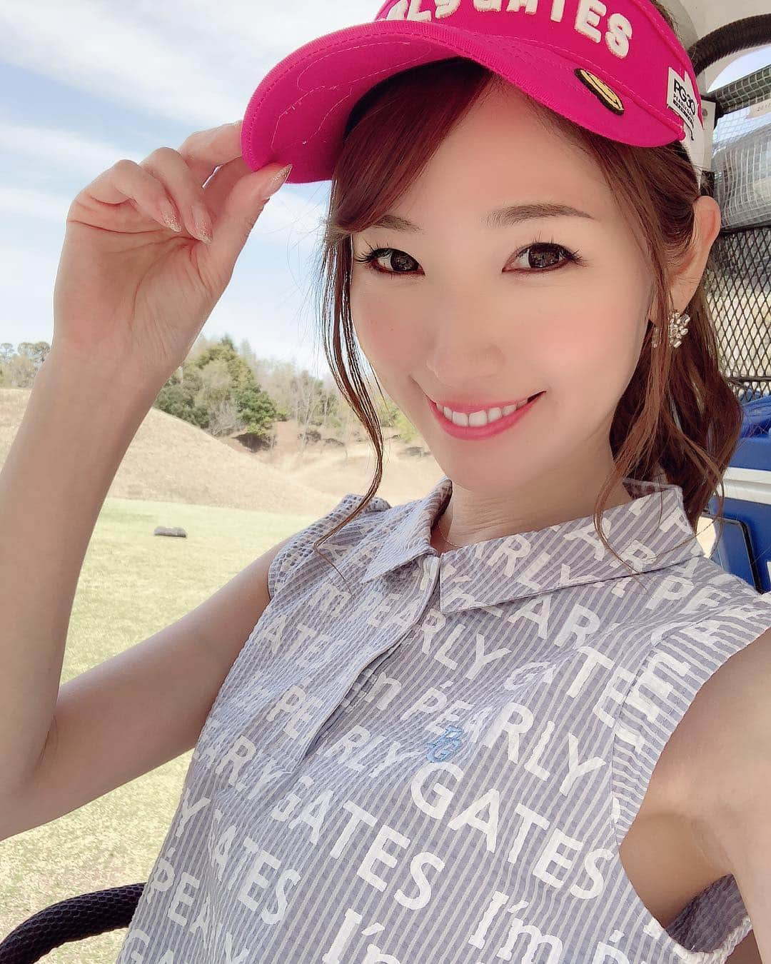 美波千夏さんのインスタグラム写真 - (美波千夏Instagram)「⛳️⛳️⛳️ 今日は、なななんと！ @pearlygates_official  が30周年を迎えたことを記念して開催された『PEARLY GATES 30TH ANNIVERSARY FUTURE GOLF TOURE 2019』プロアマ大会に参加させていただきました🥺❤️お声がけいただきとっても嬉しかったです😭💕夢のような体験をできて今でも興奮しています💓💓 私は正岡竜二プロと浅地洋佑プロとラウンドさせていただきました⛳️🌟お二人ともすごく優しくて、大会中なのに沢山アドバイスをいただきました！ドライバーがすごく良くなって、沢山飛ぶように🥺❤️ベストボール方式だったので、同じ組の方もとても良くしてくださって最後までずっと楽しくプレーできました❤️ ウェアはパーリーゲイツの新作です🌟🌟ほんとかわいい🤤💕トップス全体にPEARLY GATESと書かれてるんですよ！おしゃれー💓そして水色とピンクの相性の良さ！初夏ですなー☺️笑 沢山写真撮ったので、また載せますねー🌸 . . . #パーリーゲイツ #PEARLYGATES #フューチャーゴルフツアー #futuregolftour #高尔夫球 #골프 #ゴルフ #golf #instagolf #ゴルフ女子 #golfer #golfgirl #golflife  #ladiesgolf #golfstagram  #lovegolf #ゴルフコーデ」4月5日 19時26分 - chinatsu_minami