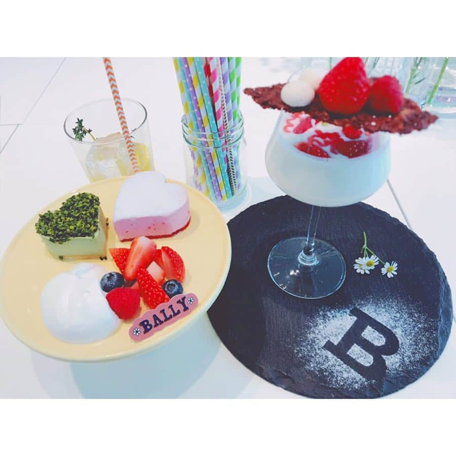 GINGERさんのインスタグラム写真 - (GINGERInstagram)「銀座バリーの2階に、こーんな可愛いカフェがOPEN☕️ ショッピングの合間に、ガールズtalkに、女子ウケ間違いなしの素敵空間！ ゆったりとしたソファに、見た目も可愛いスイーツ&ドリンク🥤今ならお花見しながらティータイムだってできちゃうんです🌸なんとも贅沢なひととき😌 4/12までに #BALLYCAFE でSNSに投稿して提示すれば、ドリンク1杯無料になるサービスも！ 4/6〜6/30の期間限定カフェなので、皆さまも是非❗️ . #青山テルマさんとのコラボメニューもありますよ #もちろん紙ストロー #東急プラザ銀座2階 #ballycafe #bally #バリー #gingermagazine  #ginger #ジンジャー #gingerweb」4月5日 19時33分 - ginger_magazine