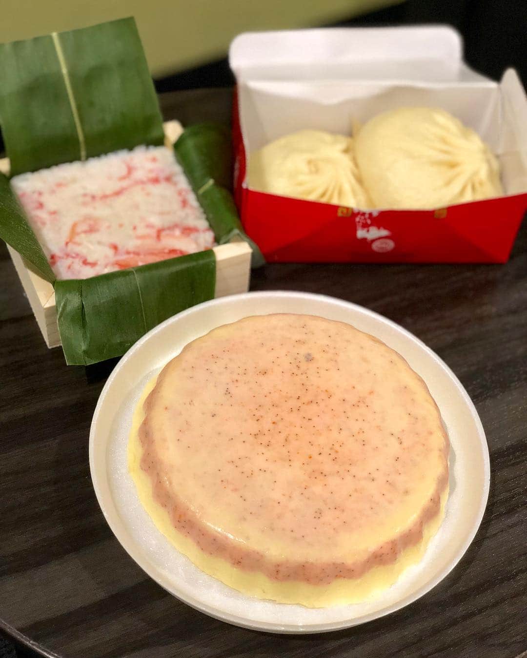 のインスタグラム：「金沢市役所近くの『あげは』という海鮮ねりものの定食が食べられる行列店の「香箱蟹の海鮮ケーキ」と「甘えびの海鮮ケーキ」を博史くんが頼んでくれていたので、それを買って、金沢駅で「ますのすし」で有名な『源』で「かにすし」を買って、サンダーバードで移動して、新大阪駅で『551蓬莱』の「豚まん」と『りくろーおじさんの店』で「焼きたてチーズケーキ」を買って、タクシーで551テロをしながら、家族と合流。﻿ この、海鮮ケーキ、見た目はでっかいプリンみたいだけど、香箱蟹や甘えびの味が芳醇で、プリフワな食べたことない食感❤️﻿ 美味しかった〜！」