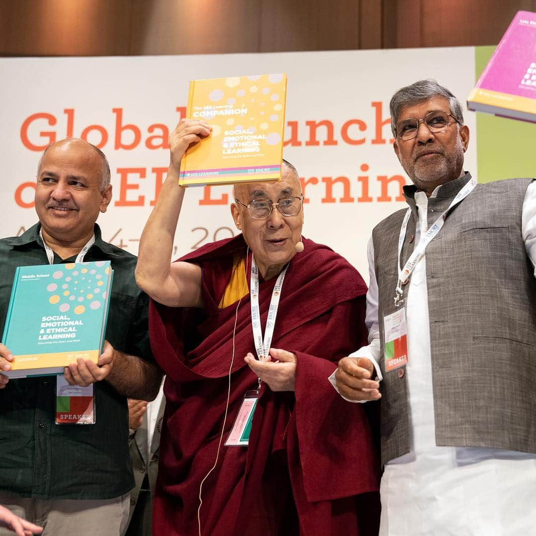 ダライ・ラマ14世さんのインスタグラム写真 - (ダライ・ラマ14世Instagram)「HHDL with Delhi Deputy Chief Minister Manish Sisodia and Nobel Peace Laureate Kailash Satyarthi launching the Social, Emotional and Ethical Learning (SEE Learning) curriculum in New Delhi, India on April 5, 2019. Photo by Tenzin Choejor #dalailama」4月5日 19時38分 - dalailama