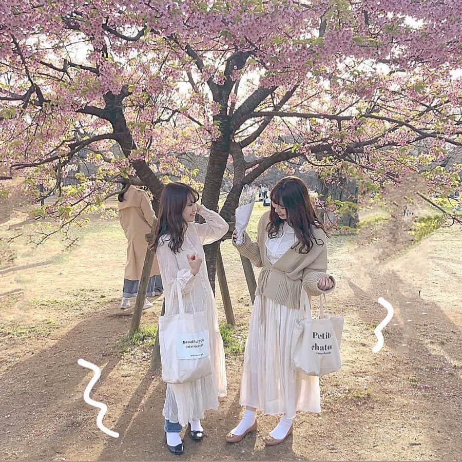 PATRA magazineさんのインスタグラム写真 - (PATRA magazineInstagram)「4/5♡スワイプしてね👉「お花見コーデで可愛く見立てて🌸」 . 空前絶後の、"おしゃピク”ブーム。綺麗な桜がたくさん咲いている今の時期、思いっきりオシャレしてお花見を楽しんでみて♡ . Thank you 🌹  @m___t___57 / @0513__n @yukimaru8023 / @__neinei__ @mgmilk___ / @rinkoroom @puinpi . 今女の子の中で流行っているコトやITEMがあればPATRAをタグ付けして教えてね❤︎ 皆さんのすてきな投稿をぜひ紹介させてください！ . . #PATRA #お洒落さんと繋がりたい #おしゃれさんと繋がりたい #お花見 #お花見コーデ #桜 #サクラ #おしゃピク #ピクニック#スプリング #春 #春コーデ #コーデ #トレンド #トレンド柄 #柄 #ワンピース #インスタ映え#Tシャツ #白T #白Tシャツ #カジュアル #ガーリー#レトロ #fashion #code #retro #vintage」4月5日 19時42分 - patra__jp