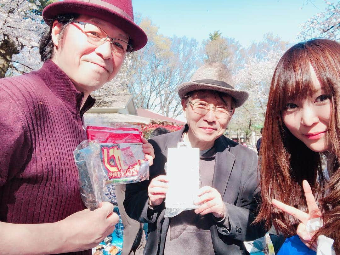 小野さゆりさんのインスタグラム写真 - (小野さゆりInstagram)「女っぽい桜写真🌸  岩田さんに買ってもろたケーキをみんなではむはむ❤️ しーちゃんからいただいたフルーツサンドをはむはむ❤️ 横断幕ご協力作家岩田さんにひとまずタオルだけ無理矢理贈呈✨  そして、 ウィルコム株式会社さんのall device sunlimited usb cableをプレゼント✨  すべてのデバイスに対応できて強度が強いケーブル✨  安いコードや純正のコードの壊れやすさ、 使い勝手の悪さにイラついてる方是非ネットや、ドンキホーテ、電気屋さんでゲットしてね✨  #花見 #ウィルコム株式会社 #ウィルコム #ケーブル #iPhone #充電コード #モバイルアクセサリー #オールデバイスサンリミテッドユーエスビーケーブル a #レースクイーン #raceQueen #JAPAN #japanese #japanesegirl #モデル #model #小野さゆり」4月5日 19時42分 - sayuriono0301