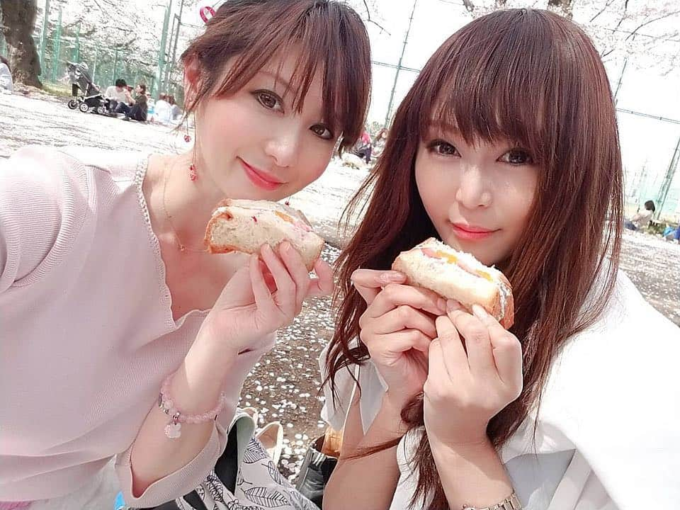 小野さゆりさんのインスタグラム写真 - (小野さゆりInstagram)「女っぽい桜写真🌸  岩田さんに買ってもろたケーキをみんなではむはむ❤️ しーちゃんからいただいたフルーツサンドをはむはむ❤️ 横断幕ご協力作家岩田さんにひとまずタオルだけ無理矢理贈呈✨  そして、 ウィルコム株式会社さんのall device sunlimited usb cableをプレゼント✨  すべてのデバイスに対応できて強度が強いケーブル✨  安いコードや純正のコードの壊れやすさ、 使い勝手の悪さにイラついてる方是非ネットや、ドンキホーテ、電気屋さんでゲットしてね✨  #花見 #ウィルコム株式会社 #ウィルコム #ケーブル #iPhone #充電コード #モバイルアクセサリー #オールデバイスサンリミテッドユーエスビーケーブル a #レースクイーン #raceQueen #JAPAN #japanese #japanesegirl #モデル #model #小野さゆり」4月5日 19時42分 - sayuriono0301