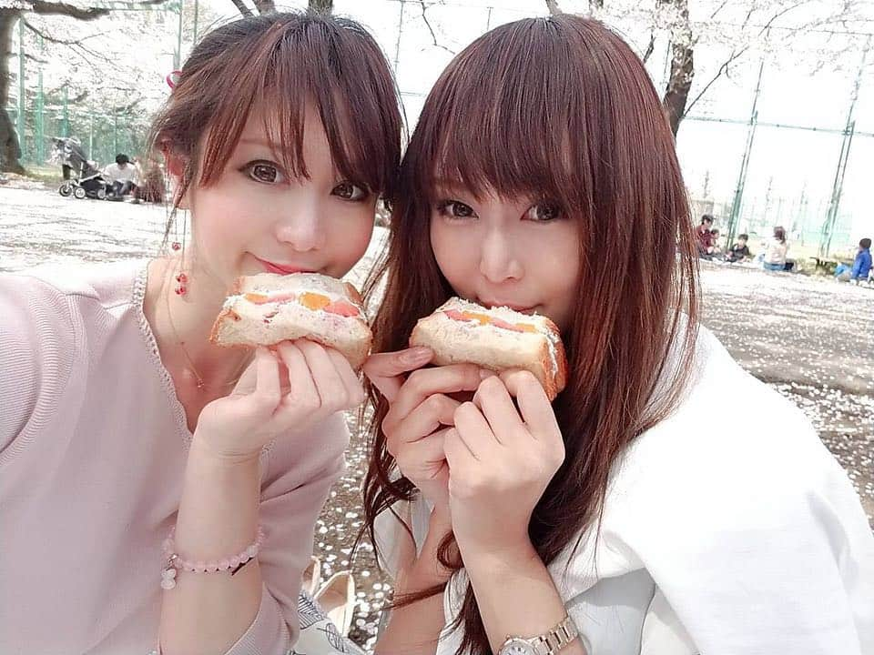 小野さゆりさんのインスタグラム写真 - (小野さゆりInstagram)「女っぽい桜写真🌸  岩田さんに買ってもろたケーキをみんなではむはむ❤️ しーちゃんからいただいたフルーツサンドをはむはむ❤️ 横断幕ご協力作家岩田さんにひとまずタオルだけ無理矢理贈呈✨  そして、 ウィルコム株式会社さんのall device sunlimited usb cableをプレゼント✨  すべてのデバイスに対応できて強度が強いケーブル✨  安いコードや純正のコードの壊れやすさ、 使い勝手の悪さにイラついてる方是非ネットや、ドンキホーテ、電気屋さんでゲットしてね✨  #花見 #ウィルコム株式会社 #ウィルコム #ケーブル #iPhone #充電コード #モバイルアクセサリー #オールデバイスサンリミテッドユーエスビーケーブル a #レースクイーン #raceQueen #JAPAN #japanese #japanesegirl #モデル #model #小野さゆり」4月5日 19時42分 - sayuriono0301