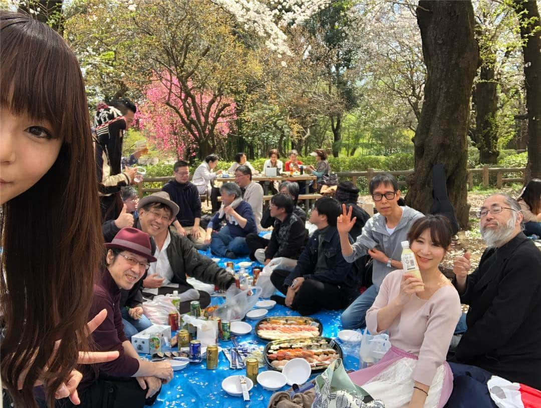 小野さゆりさんのインスタグラム写真 - (小野さゆりInstagram)「女っぽい桜写真🌸  岩田さんに買ってもろたケーキをみんなではむはむ❤️ しーちゃんからいただいたフルーツサンドをはむはむ❤️ 横断幕ご協力作家岩田さんにひとまずタオルだけ無理矢理贈呈✨  そして、 ウィルコム株式会社さんのall device sunlimited usb cableをプレゼント✨  すべてのデバイスに対応できて強度が強いケーブル✨  安いコードや純正のコードの壊れやすさ、 使い勝手の悪さにイラついてる方是非ネットや、ドンキホーテ、電気屋さんでゲットしてね✨  #花見 #ウィルコム株式会社 #ウィルコム #ケーブル #iPhone #充電コード #モバイルアクセサリー #オールデバイスサンリミテッドユーエスビーケーブル a #レースクイーン #raceQueen #JAPAN #japanese #japanesegirl #モデル #model #小野さゆり」4月5日 19時42分 - sayuriono0301