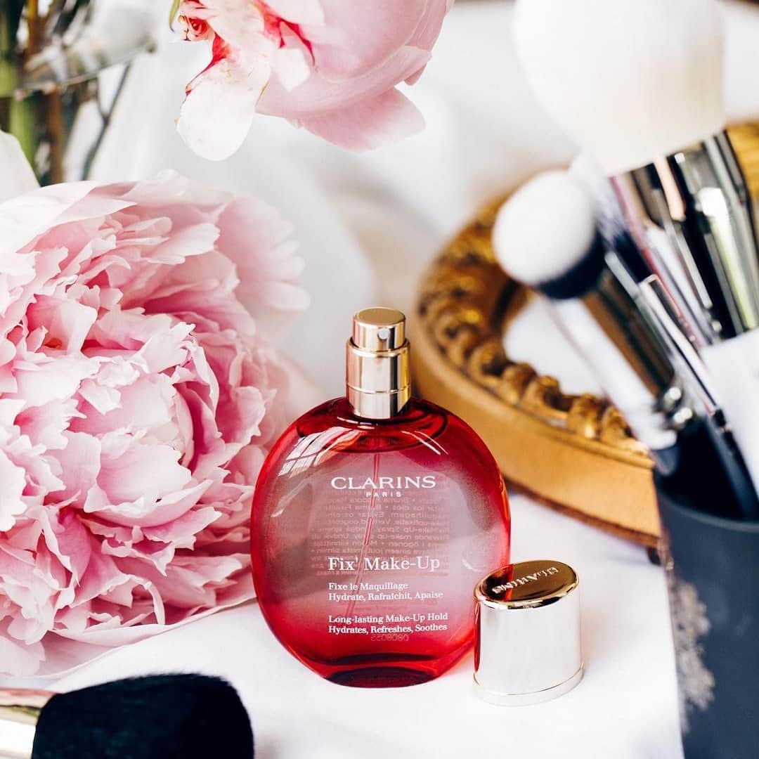 Clarins Canadaさんのインスタグラム写真 - (Clarins CanadaInstagram)「Its invigorating grapefruit extract and organic rose water scent provides a continuous sense of well-being. 💆 Repost: @needsandmoods . . . #Clarins #ItsAllAboutYou #FixMakeup #ClarinsMakeup」4月5日 19時45分 - clarinscanada