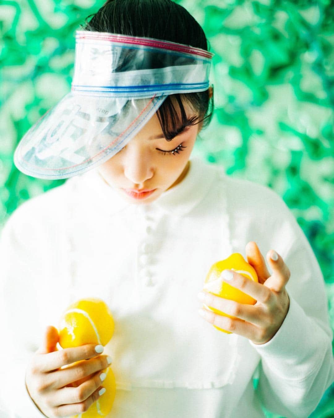花盛友里のインスタグラム：「早く夏になってわたしもウエストポーチ付けたい！」