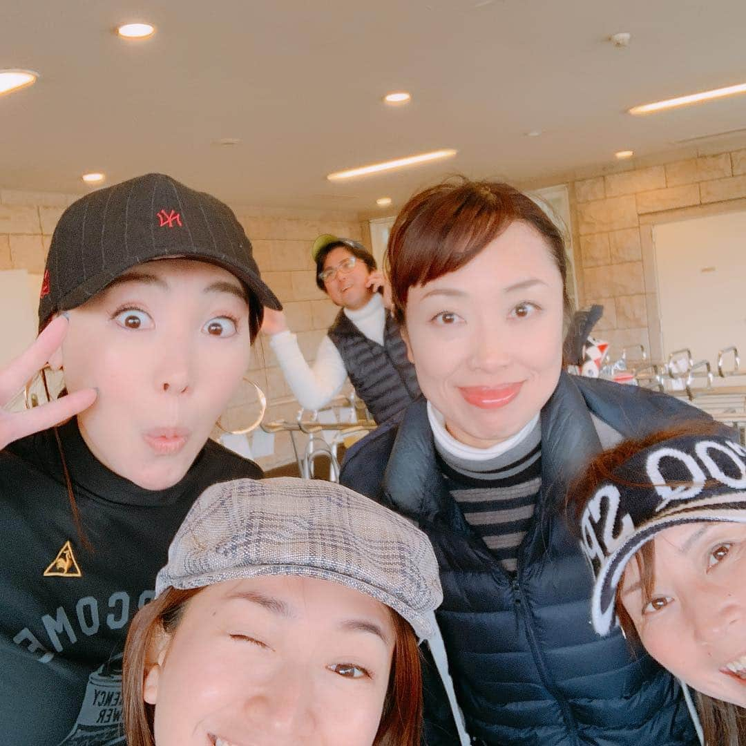 森下千里さんのインスタグラム写真 - (森下千里Instagram)「女子だけゴルフ⛳️ 風に負けじとラウンド終了。 あーー、楽しかった❤️ ら、 競技に参加していたひろこさんの旦那さまにも遭遇！ ゴルフ好きの輪が広がってるなぁと 感じた平日⛳️⛳️⛳️❤️ . . #golf #女子ゴルフ #自走 #現地集合 #気軽 #身軽 #楽チンゴルフ」4月5日 19時50分 - morishitachii