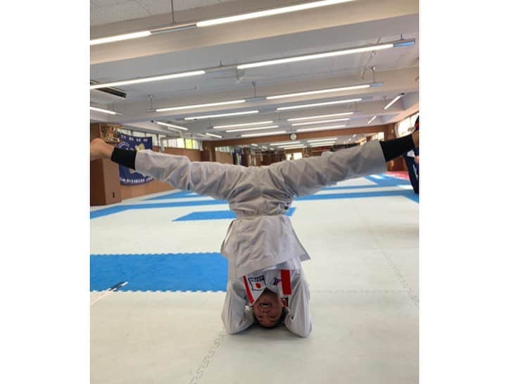 植草歩さんのインスタグラム写真 - (植草歩Instagram)「今日はヨガの先生が 日体の練習に来てくれました🧘🏿‍♀️💓笑 彩香すごーい😳😳😳 ヨガやってみようなー スポーツ選手にはどこがオススメかな🤔？ #Y字バランス  #三点倒立  #ヨガ #yoga」4月5日 19時53分 - ayayumin0725