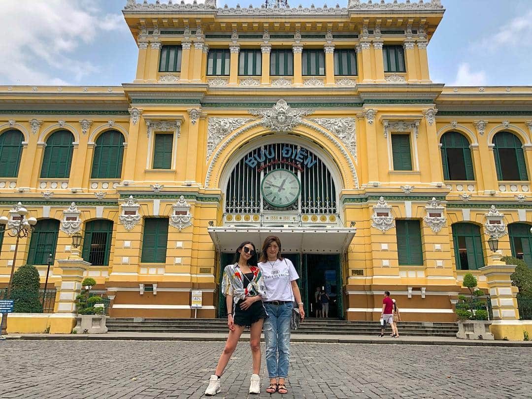 DJ JUICYのインスタグラム：「ホーチミン🇻🇳 バイク多くて道渡れない💦with mom👩‍👧✨ 郵便局オシャレ🤩✨ #ベトナム ＃ホーチミン#年に一度の母娘旅行」