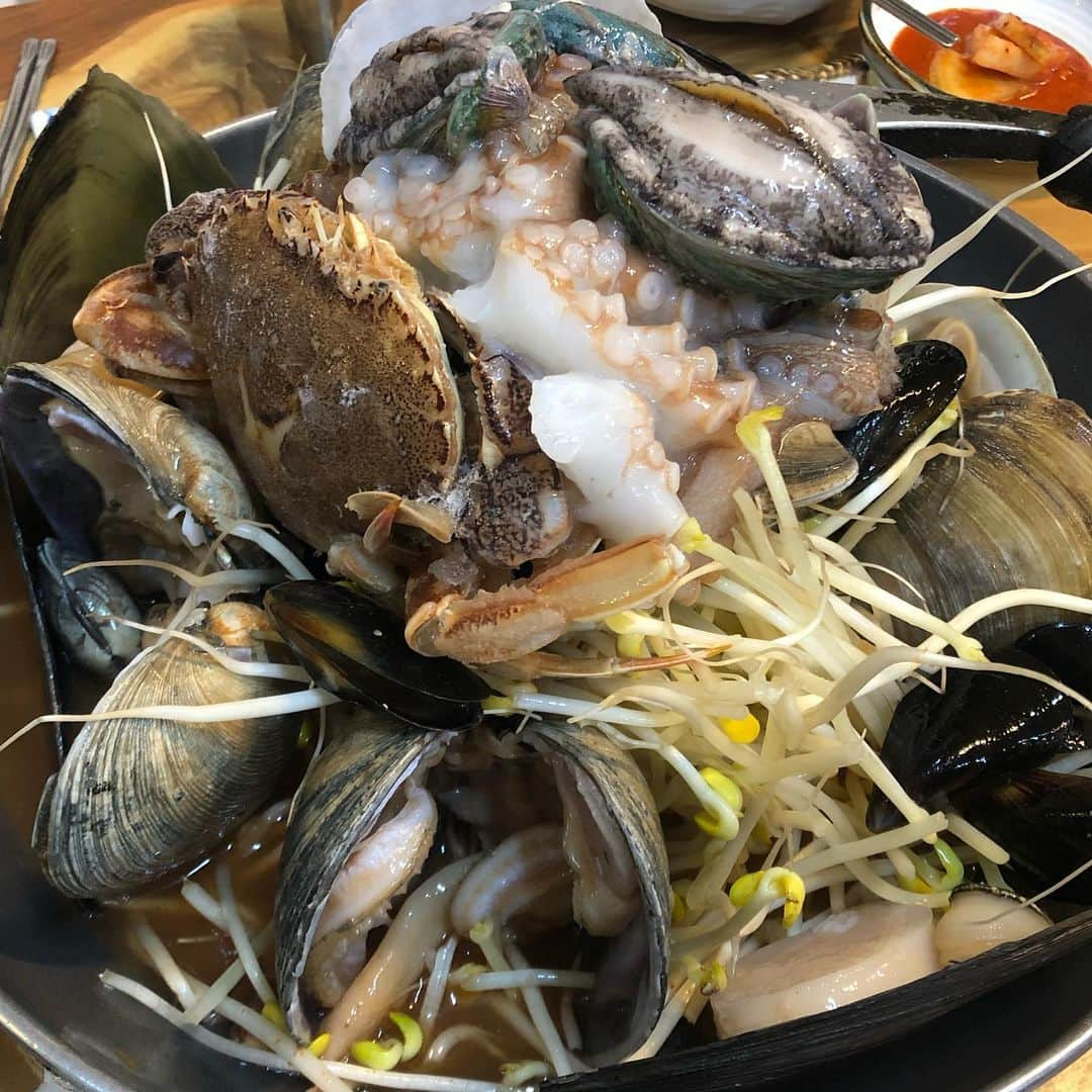 ハヌルさんのインスタグラム写真 - (ハヌルInstagram)「이번여행에도 빠질수없눈 #하늘이의맛집뿌셔 🌱 #흑돼지가있는풍경 전복이랑 새우랑 나와서 죠아요🥳 두툼한고기 맛있음!! 🌱 #감초식당 식객에 나온 순대국밥집✨ 머릿고기가 맛있으나 엄청맛있지는 않다! 🌱 #삼성혈해물탕 해물탕❤️❤️ 너무 맛있어서 두번방문 🌱 #애월돈가스집 애월에 새로생긴 돈가스 맛집👍🏻 창문열고 새소리랑 돈까스 먹으면😂👍🏻 🌱 #팜파네 제주올때마다 항상가는 베이커리❤️ 숙소를 주로 애월에 잡아서 아침먹으러가용 🌱 #우진해장국 서울가면 제일 생각나는것.. 제주올때마다 먹는거 ㅠㅠ 공항근처맛집 🌱 @apieu_cosmetics  어퓨에서 준비해쥬신💚 비건푸드💚💚」4月5日 19時54分 - haneulina