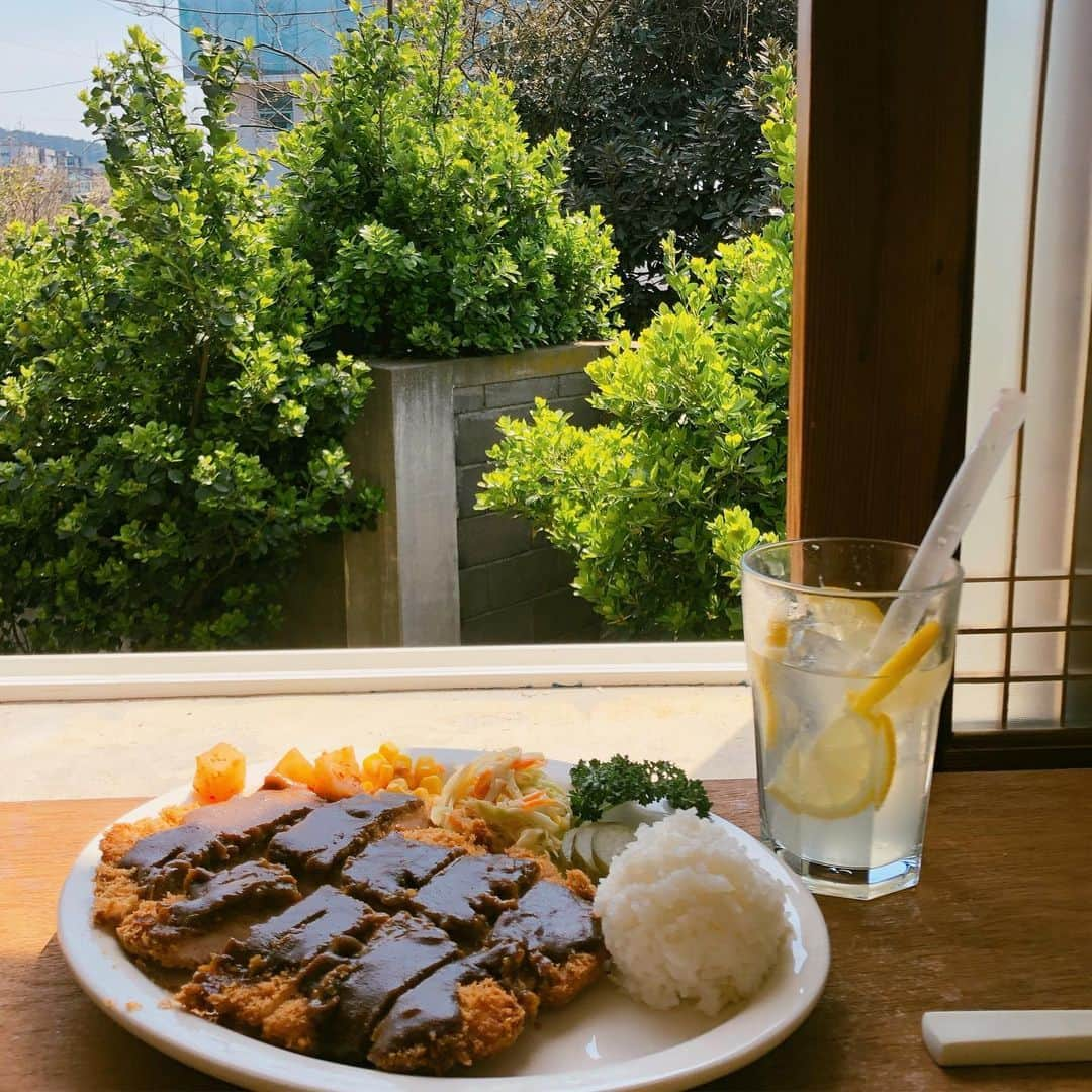 ハヌルさんのインスタグラム写真 - (ハヌルInstagram)「이번여행에도 빠질수없눈 #하늘이의맛집뿌셔 🌱 #흑돼지가있는풍경 전복이랑 새우랑 나와서 죠아요🥳 두툼한고기 맛있음!! 🌱 #감초식당 식객에 나온 순대국밥집✨ 머릿고기가 맛있으나 엄청맛있지는 않다! 🌱 #삼성혈해물탕 해물탕❤️❤️ 너무 맛있어서 두번방문 🌱 #애월돈가스집 애월에 새로생긴 돈가스 맛집👍🏻 창문열고 새소리랑 돈까스 먹으면😂👍🏻 🌱 #팜파네 제주올때마다 항상가는 베이커리❤️ 숙소를 주로 애월에 잡아서 아침먹으러가용 🌱 #우진해장국 서울가면 제일 생각나는것.. 제주올때마다 먹는거 ㅠㅠ 공항근처맛집 🌱 @apieu_cosmetics  어퓨에서 준비해쥬신💚 비건푸드💚💚」4月5日 19時54分 - haneulina