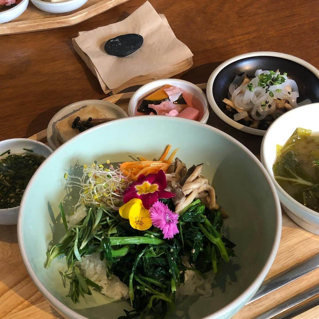 ハヌルさんのインスタグラム写真 - (ハヌルInstagram)「이번여행에도 빠질수없눈 #하늘이의맛집뿌셔 🌱 #흑돼지가있는풍경 전복이랑 새우랑 나와서 죠아요🥳 두툼한고기 맛있음!! 🌱 #감초식당 식객에 나온 순대국밥집✨ 머릿고기가 맛있으나 엄청맛있지는 않다! 🌱 #삼성혈해물탕 해물탕❤️❤️ 너무 맛있어서 두번방문 🌱 #애월돈가스집 애월에 새로생긴 돈가스 맛집👍🏻 창문열고 새소리랑 돈까스 먹으면😂👍🏻 🌱 #팜파네 제주올때마다 항상가는 베이커리❤️ 숙소를 주로 애월에 잡아서 아침먹으러가용 🌱 #우진해장국 서울가면 제일 생각나는것.. 제주올때마다 먹는거 ㅠㅠ 공항근처맛집 🌱 @apieu_cosmetics  어퓨에서 준비해쥬신💚 비건푸드💚💚」4月5日 19時54分 - haneulina