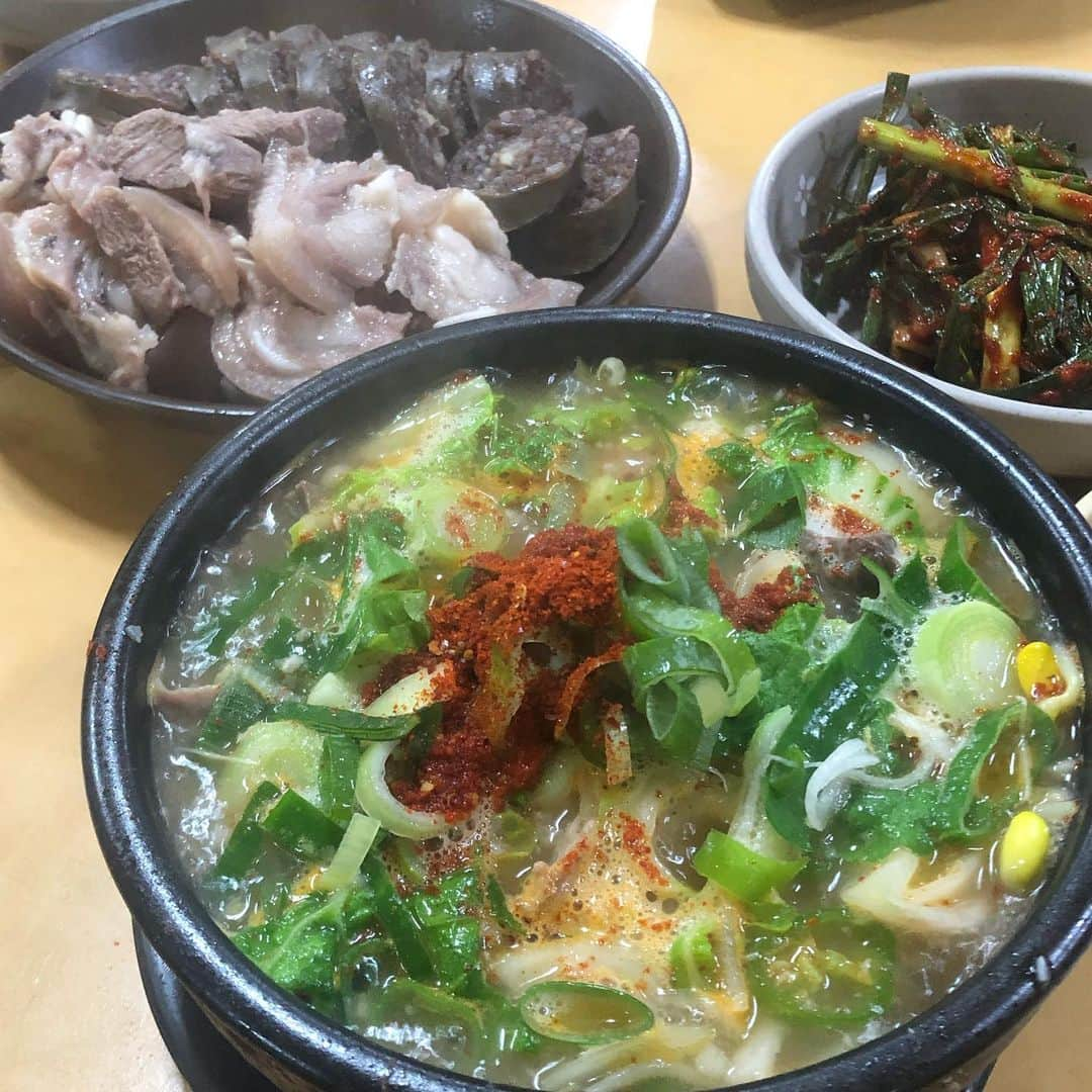 ハヌルさんのインスタグラム写真 - (ハヌルInstagram)「이번여행에도 빠질수없눈 #하늘이의맛집뿌셔 🌱 #흑돼지가있는풍경 전복이랑 새우랑 나와서 죠아요🥳 두툼한고기 맛있음!! 🌱 #감초식당 식객에 나온 순대국밥집✨ 머릿고기가 맛있으나 엄청맛있지는 않다! 🌱 #삼성혈해물탕 해물탕❤️❤️ 너무 맛있어서 두번방문 🌱 #애월돈가스집 애월에 새로생긴 돈가스 맛집👍🏻 창문열고 새소리랑 돈까스 먹으면😂👍🏻 🌱 #팜파네 제주올때마다 항상가는 베이커리❤️ 숙소를 주로 애월에 잡아서 아침먹으러가용 🌱 #우진해장국 서울가면 제일 생각나는것.. 제주올때마다 먹는거 ㅠㅠ 공항근처맛집 🌱 @apieu_cosmetics  어퓨에서 준비해쥬신💚 비건푸드💚💚」4月5日 19時54分 - haneulina