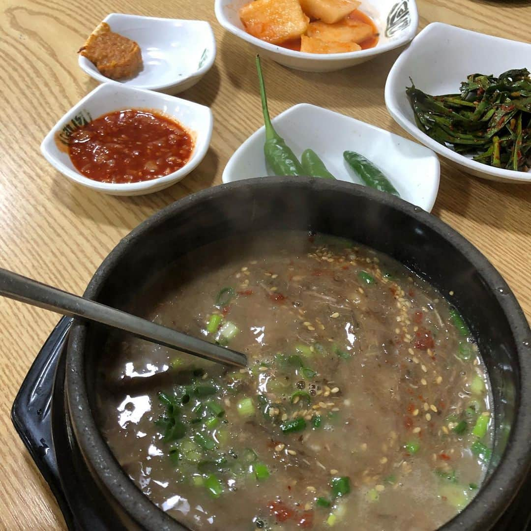 ハヌルさんのインスタグラム写真 - (ハヌルInstagram)「이번여행에도 빠질수없눈 #하늘이의맛집뿌셔 🌱 #흑돼지가있는풍경 전복이랑 새우랑 나와서 죠아요🥳 두툼한고기 맛있음!! 🌱 #감초식당 식객에 나온 순대국밥집✨ 머릿고기가 맛있으나 엄청맛있지는 않다! 🌱 #삼성혈해물탕 해물탕❤️❤️ 너무 맛있어서 두번방문 🌱 #애월돈가스집 애월에 새로생긴 돈가스 맛집👍🏻 창문열고 새소리랑 돈까스 먹으면😂👍🏻 🌱 #팜파네 제주올때마다 항상가는 베이커리❤️ 숙소를 주로 애월에 잡아서 아침먹으러가용 🌱 #우진해장국 서울가면 제일 생각나는것.. 제주올때마다 먹는거 ㅠㅠ 공항근처맛집 🌱 @apieu_cosmetics  어퓨에서 준비해쥬신💚 비건푸드💚💚」4月5日 19時54分 - haneulina