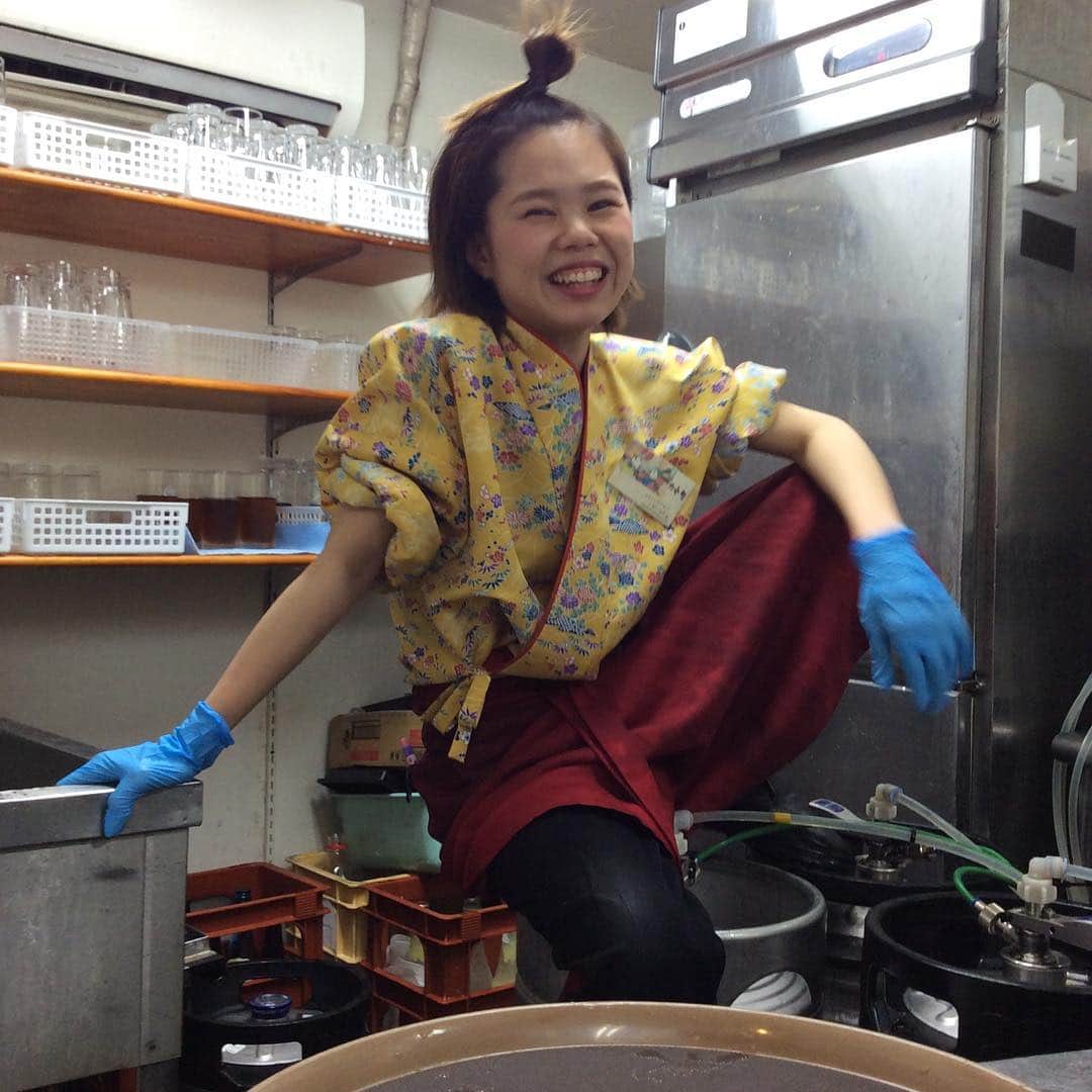 ゆずの小町天王寺店さんのインスタグラム写真 - (ゆずの小町天王寺店Instagram)「こんばんは🌃 今日は天王寺動物園から逃亡されたと見られる モンキーがドリンカーに逃げ込んで来てしまいました😰 今にも威嚇されちゃいそう従業員は怯えながら営業してます。。。 そんなモンキー、何故かドリンク作るのがとても速いです。。。 まるで2年半ゆずの小町で働いてるバイトリーダー。。。？ #ゆずの小町 #jr天王寺 #天王寺 #ゆずの小町天王寺店 #宴会 #天王寺居酒屋 #🐒 #晴奈さん好きな人繋がりたい #おらん説濃厚 #ちゃんと私は好きです #愛のこもった後輩からのメッセージ」4月5日 19時55分 - yuzunokomachi_tennouji