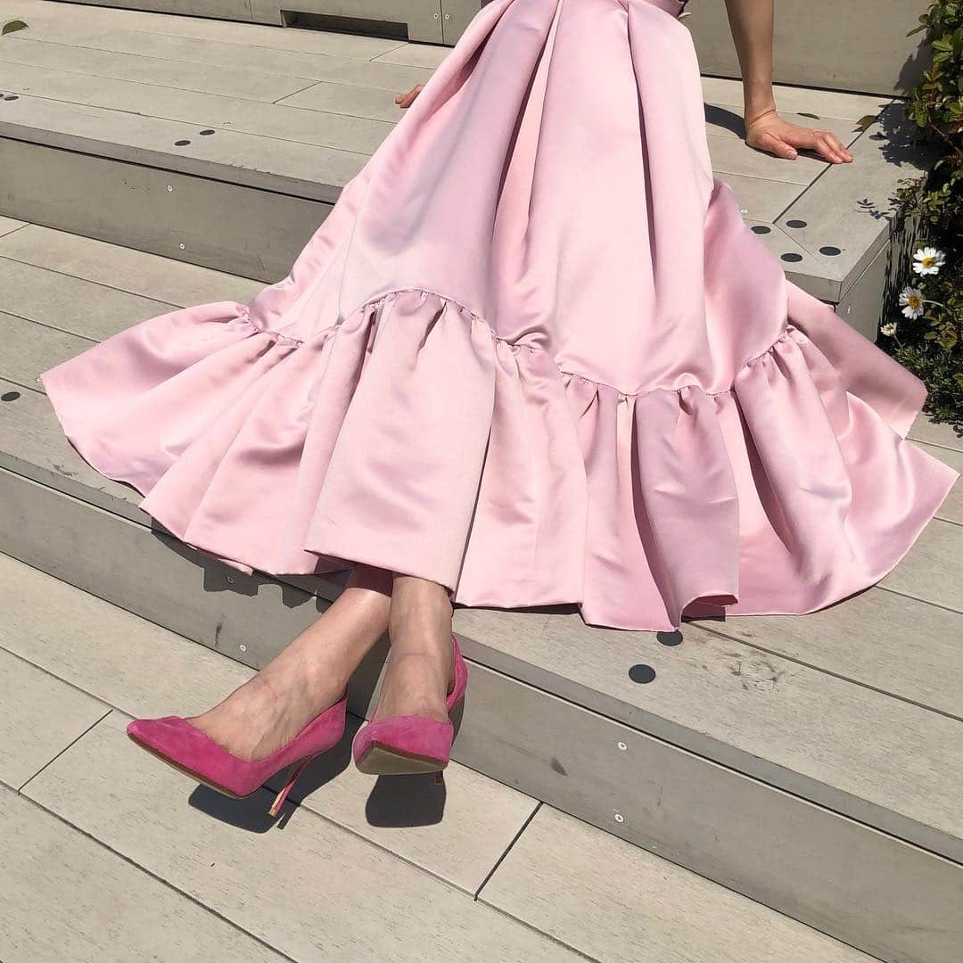 Tsuru by Mariko Oikawaさんのインスタグラム写真 - (Tsuru by Mariko OikawaInstagram)「"溢れ出る華やかさ"  艶感が美しいサテン生地に、裾にたっぷりのギャザーをよせて、座った姿も華やかなスカート。  一年に一度のこの季節に、ピンクカラーをめいっぱい堪能して。  Lafontaine ¥35,000+tax Adriana ¥26,000+tax  #tsurubymarikooikawa #sprigcollection #2019ss #skirt #pink」4月5日 19時55分 - tsurubymarikooikawa