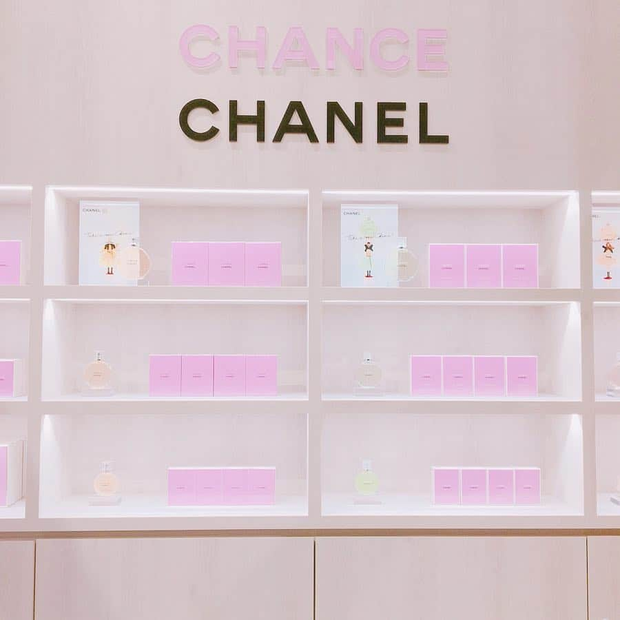 ローリエプレス編集部さんのインスタグラム写真 - (ローリエプレス編集部Instagram)「CHANEL CHANCE スペシャル フレグランス イベントが東京・新宿で9日間限定で開催中♡﻿ ﻿ 2019年3月30日(土)～4月7日(日)11:30～19:30﻿ ﻿ 📍渋谷区千駄ヶ谷5-24-55 NEWoMAN 新宿 5F LUMINE 0﻿ ﻿ みどころ1♥︎「チャンス」のスペシャル ブティックでタッチアップや先行発売のコフレをGETできるよ♪﻿ ﻿ みどころ2♥︎フォトコールスポットでは、プロカメラマンによる撮影も♪﻿ ﻿ みどころ3♥︎ジャン＝ポール グードによるシャネルとのコラボレーション作品の展示。歴代の広告やグード作品のヒストリーをまとめたフィルムを鑑賞できるよ♡﻿ ﻿ みどころ4♥︎CHANEL史上初となるスペシャル ダンス オーディションを間近で見れちゃう！﻿ ﻿ 週末のお出かけに、ぜひ行ってみてね！  #ローリエプレス#シャネル香水」4月5日 20時05分 - laurier_press