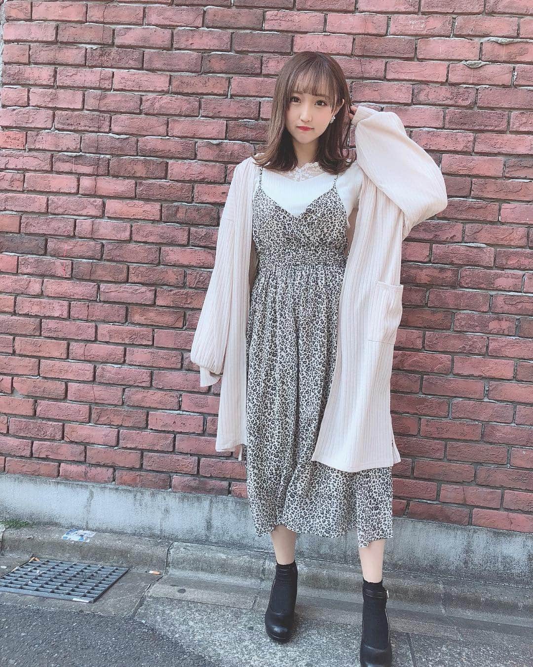 星野麻里愛さんのインスタグラム写真 - (星野麻里愛Instagram)「wegoコーデ🌸 レオパードのキャミワンピースに 春っぽくホワイトのレースの トップスを合わせてみました。 かわいい〜！！！ シフォンキャミワンピース ¥3590+税  #wego #wego大須店 #レオパード #ロングワンピース #キャミワンピ  #ヒョウ柄 #春コーデ#まりあコーデ」4月5日 19時58分 - maria.pink28