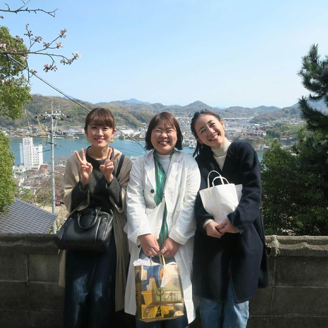 久保田夏菜さんのインスタグラム写真 - (久保田夏菜Instagram)「尾道花見旅。 すこーし、 桜は早かったかね。  でも、いいいい！ 青空の下 花見弁当持って尾道さんぽ。  笑い転げ続けた。 わははは！  そんな平和な日。  #尾道 #花見」4月5日 19時59分 - kanakubota0805