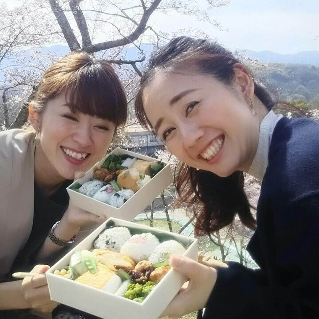 久保田夏菜さんのインスタグラム写真 - (久保田夏菜Instagram)「尾道花見旅。 すこーし、 桜は早かったかね。  でも、いいいい！ 青空の下 花見弁当持って尾道さんぽ。  笑い転げ続けた。 わははは！  そんな平和な日。  #尾道 #花見」4月5日 19時59分 - kanakubota0805