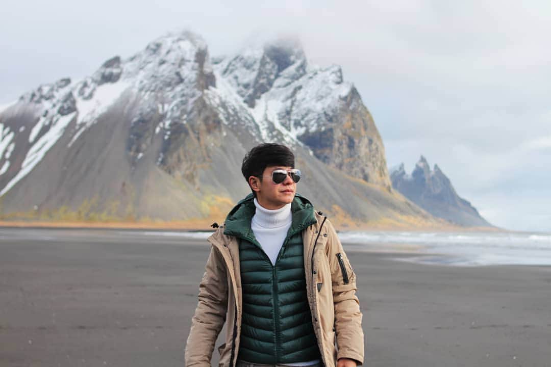 アイス・サランユーのインスタグラム：「2 รูป 300 บาท!!! สถานที่นี้เป็น ชายหาดส่วนตัว  เสียค่าเข้าคนล่ะ300 ชื่อ #Stokksnes เพื่อถ่ายรูปภูเขา #Vesturhorn ได้เต็มเขา ทางเราบอกแพง!!ไม่เข้าอะ  ทาง @evenessgirl  บอก จ่ายมาเป็นแสน มาเสียดาย300 😂😂😂😭😭😭 อ่ะเข้าก็เข้า!!ก็สวยดีเนอะ😋😋😍😍 #icesarunyu #iceland #icesarunyuaroundtheworld」