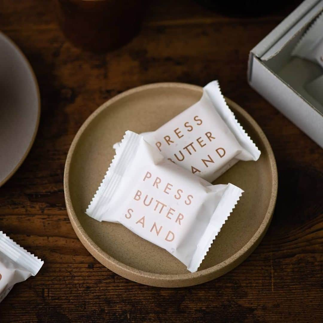 PRESS BUTTER SANDさんのインスタグラム写真 - (PRESS BUTTER SANDInstagram)「4月上旬の期間限定ショップのお知らせ 定番のバターサンドの箱入り商品（5個、9個、15個入）をご用意しております。 . 【開催期間】 アトレ恵比寿　4/2～4/15 新潟伊勢丹 4/3～4/9 神戸マルイ 4/4～4/16 東武百貨店船橋店 4/4～4/10 . ※上記の期間限定ショップでバターサンド＜宇治抹茶＞のお取り扱いはございません。 . #プレスバターサンド #pressbuttersand #バターサンド #キャラメル #パッケージ #クッキー #バター #手土産 #お土産 #贈り物 #おみやげ #japan #onthetable #wabisabi」4月5日 20時00分 - pressbuttersand