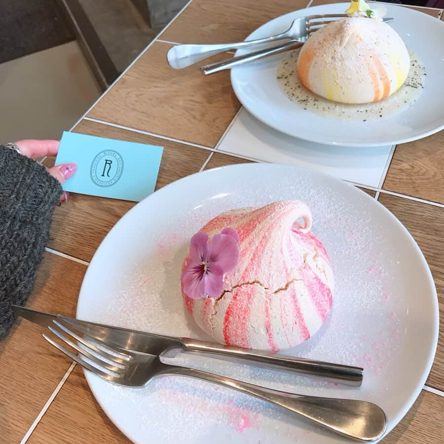 榊本麻衣さんのインスタグラム写真 - (榊本麻衣Instagram)「♡♡ . . ✓ RITUEL 🍦🍞 . . ムラングシャンティってゆう メレンゲの中に生クリームが 入ったフランス菓子🇫🇷💓 . . 私が選んだのは ストロベリーソース🍓🍓 見た目に反して味は 結構スパイシーに感じた🙊✨ . それもまた斬新でよかったなぁ😙💕 . . お値段は¥580でした💋 . . ブーランジェリーも有名みたいやから 次はパンも買って帰りたいなぁ🥖！ . . #cafe #カフェ#カフェ巡り #東京カフェ #カフェ巡り好きな人と繋がりたい #おしゃれカフェ #美味しい #mai___food #代官山 #代官山カフェ #メレンゲ #rituel #ブーランジェリー #パン #パン屋さん #リチュエル」4月5日 20時00分 - maipipii