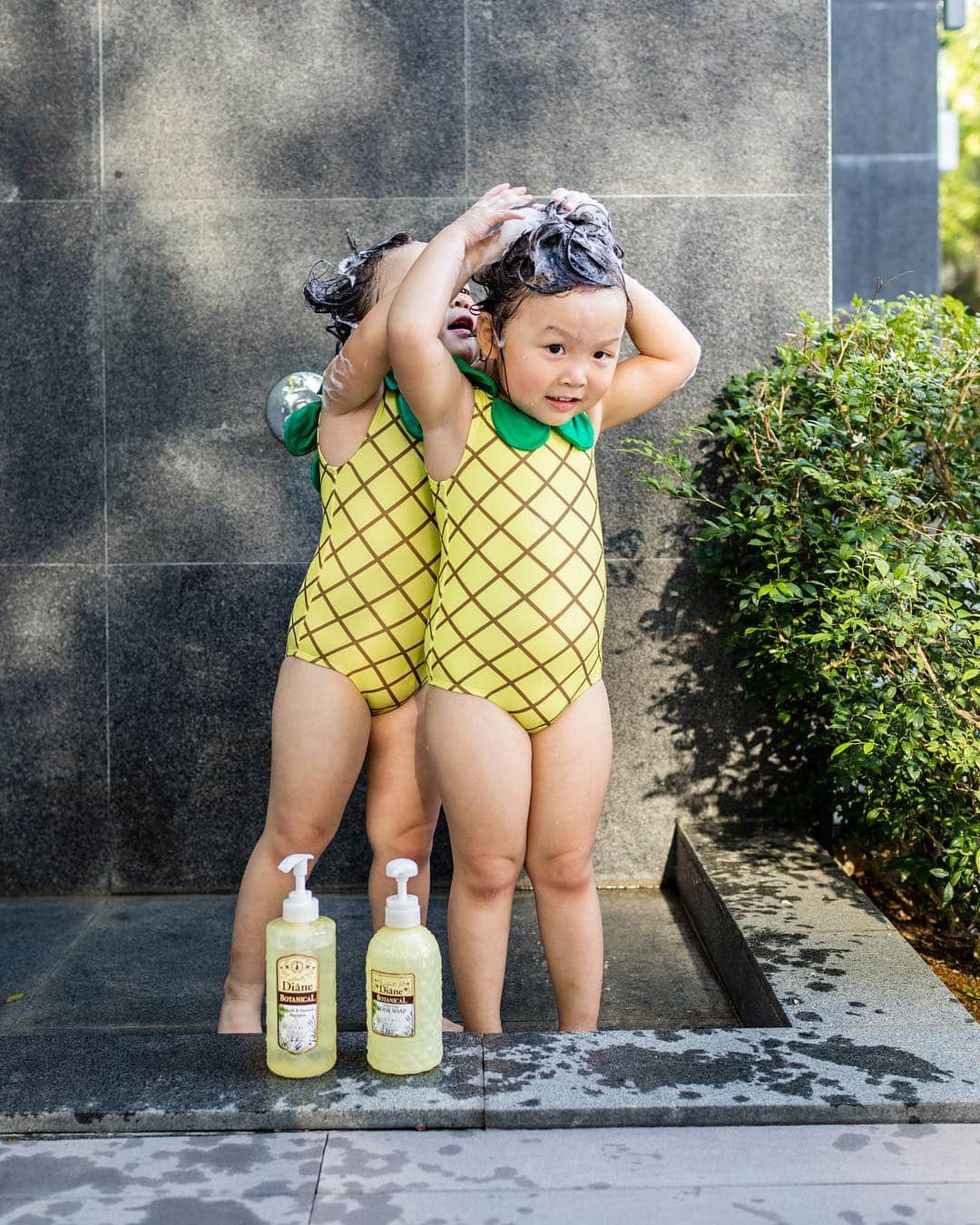 MOMOツインズさんのインスタグラム写真 - (MOMOツインズInstagram)「Always a race over who builds the taller hair! After-swim hair wash with the latest Botanical Refresh & Smooth Sicilian Fruits shampoo from @MoistDianeSG that protects from sun damage🍍  These are more than 90% plant-based ingredients, free from silicones, sulphates, parabens and suitable for sensitive skin. The best part of their baby-safe formula is always their delish scent and now they have it in body soap variant too! #ad #MoistDianeSG #DianeBotanicalSG」4月5日 20時02分 - leialauren