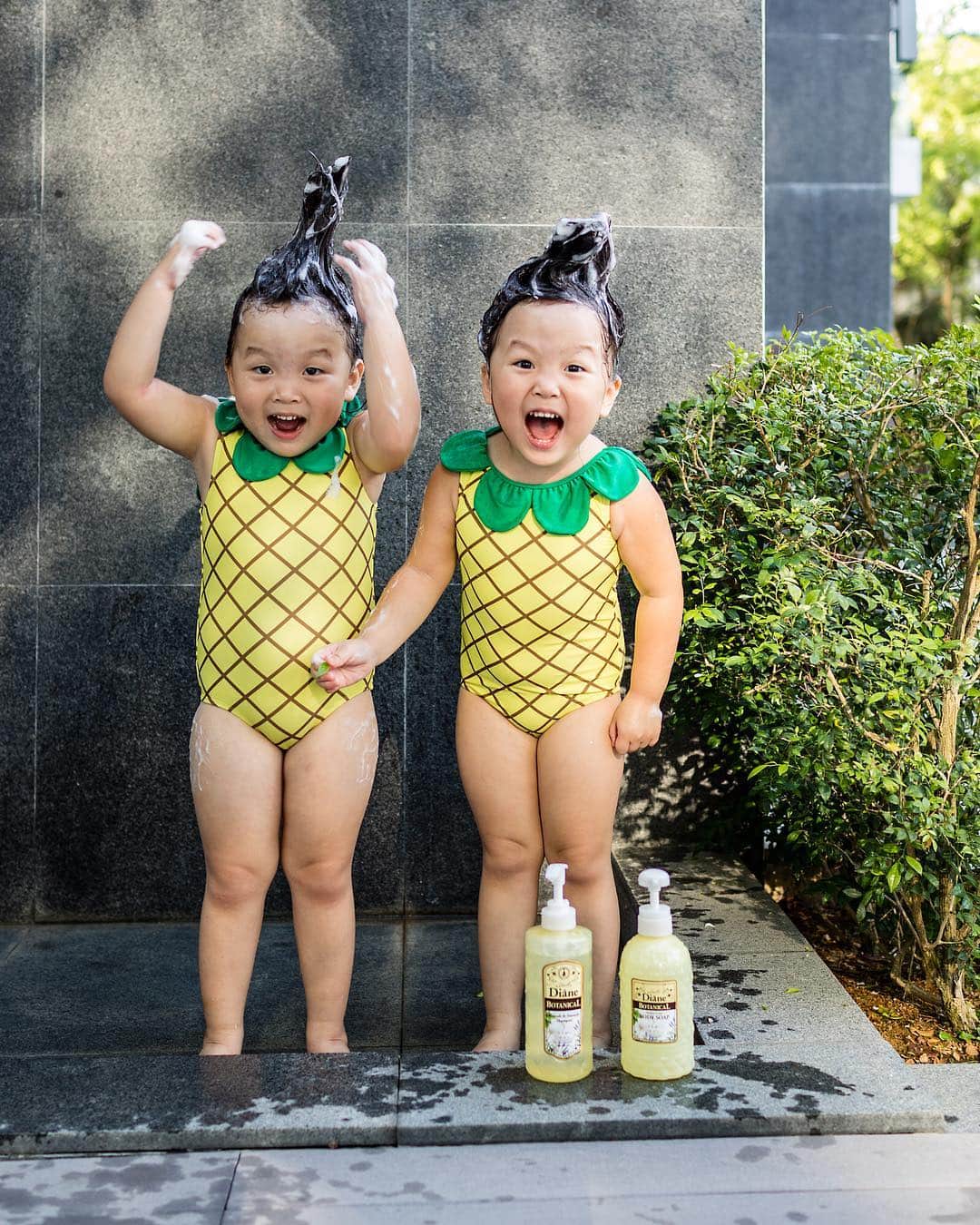 MOMOツインズさんのインスタグラム写真 - (MOMOツインズInstagram)「Always a race over who builds the taller hair! After-swim hair wash with the latest Botanical Refresh & Smooth Sicilian Fruits shampoo from @MoistDianeSG that protects from sun damage🍍  These are more than 90% plant-based ingredients, free from silicones, sulphates, parabens and suitable for sensitive skin. The best part of their baby-safe formula is always their delish scent and now they have it in body soap variant too! #ad #MoistDianeSG #DianeBotanicalSG」4月5日 20時02分 - leialauren