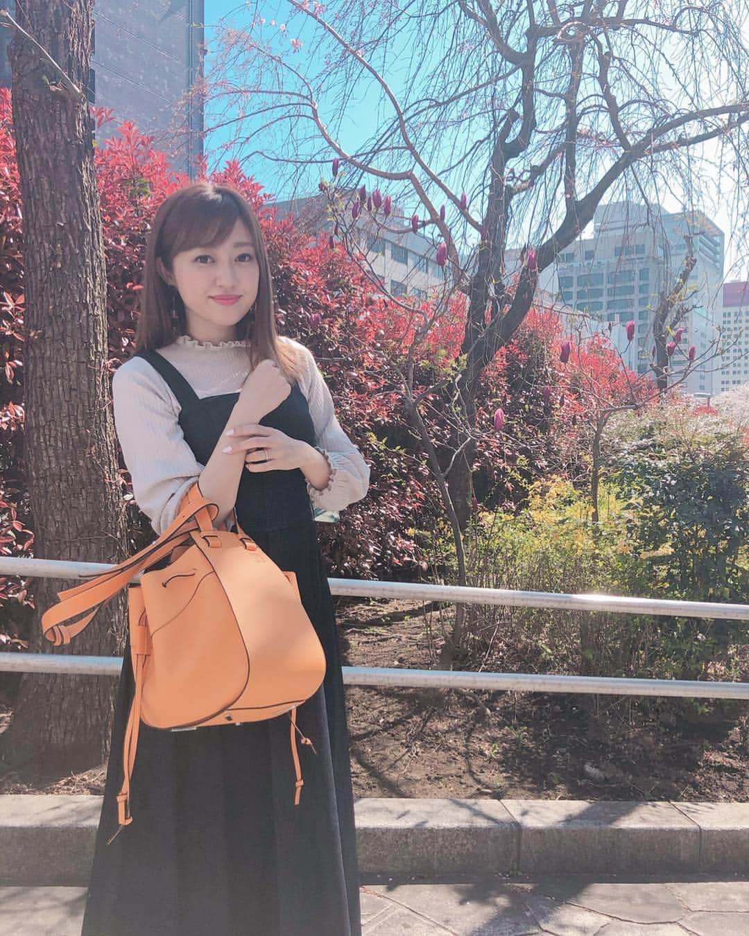 菊地亜美さんのインスタグラム写真 - (菊地亜美Instagram)「・ ずっと @loewe のbagが欲しくて、 何色にしようどれにしようって悩んでたんだけど… こないだ沖縄の免税店に行った時に、このオレンジのような黄色のようなカラーに一目惚れしました💛🧡 ハンモックの新作で、きゅーって絞るやつにしたよ🌿 はぁ今一番のお気に入り🤤💋 私服はどちらも #frayid だよ❤︎ #ootd #coodinate #loewe #ロエベハンモック」4月5日 20時14分 - amikikuchi0905