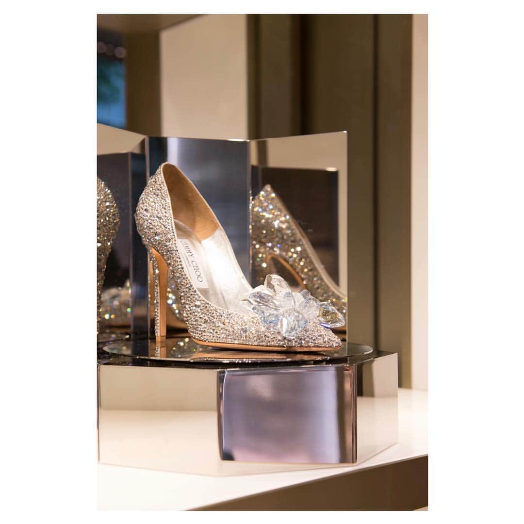 ウェディングソムリエ編集部のインスタグラム：「銀座、神戸で開催✨ 今年もJIMMY CHOO ブライダルスペシャルイベント-I DO IN CHOOを開催します👠 * ウェディングソムリエからご招待した花嫁さんだけのために、銀座店、神戸店を完全貸切。彼やご家族、お友達の同伴もOK。 * 特別感溢れるその世界観をゆったりお楽しみください✨ * 詳細は、アンバサダー&メンバーズの皆さん向けにメルマガにてお送りしておりますのでチェックしてみてくださいね！ * それ以外で気になる方は、ストーリーのリンクからチェックしてみてください🕊 * #jimmychoo #ジミーチュウ #idoinchoo ・ ・ ・ Topics 💄 * ウェディングソムリエフォトアワード2018 ノミネート作品をウェブサイトに公開中✨ * * .:*:.,.:*:.,.:*:.,.:*:.,.:*:.,.:*:.,.:*:.,.:*:.,.:*:.,.:*:.,.:*:.,.:* . サイトは[ウェディングソムリエ ]で検索 🔎http://www.jadorewedding.com プロフィール欄の🔗Linkからもとべます。  ウェディングソムリエは、 人生でその時しかできない 特別な体験を提供するメディアです♡ *:.,.:*:.,.:*:.,.:*:.,.:*:.,.:*:.,.:*:.,.:*:.,.:*:.,.:*:.,.:*:.,.:*:.,.:*: #卒花  #ウェディングソムリエ #花嫁 #プレ花嫁  #卒花嫁レポ #全国のプレ花嫁と繋がりたい #ウェディングソムリエアンバサダー  #ウェディングドレス  #ウェディングレポート #ウェディングシューズ #運命の一足 #シンデレラシューズ」