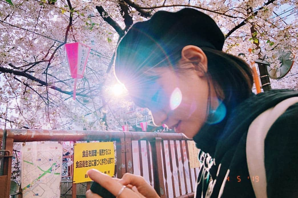 ヤオ・アイニンさんのインスタグラム写真 - (ヤオ・アイニンInstagram)「#中目黑の桜 🌸 (◍ ´꒳` ◍) 生活在東京第一次覺得很幸福 應該是角色帶給我的禮物吧 就像戴天雨一樣是個直率快樂的孩子 啊～～～ 很希望可以快點跟大家見面ㄋ #pipiism」4月5日 20時07分 - ipipy20000