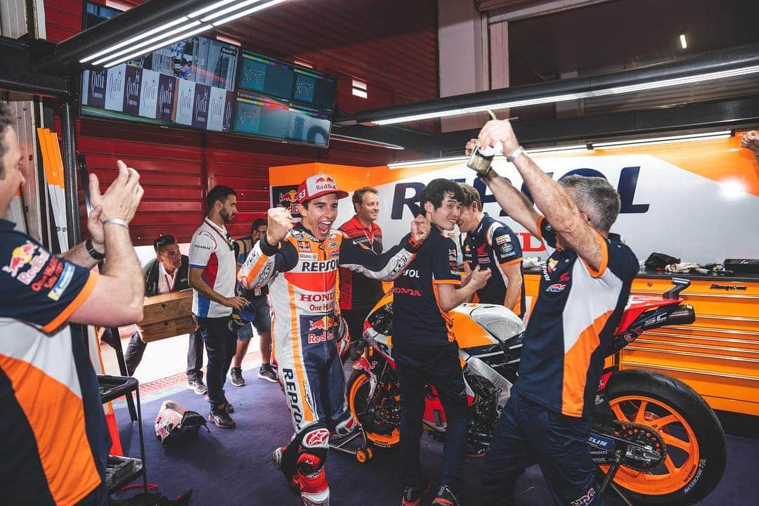 レプソル・ホンダのインスタグラム：「When the whole team already waiting 😎 ⠀⠀⠀⠀⠀⠀⠀⠀⠀ #FridayFeeling #Squad #SquadGoals #ArgentinaGP #25RepsolHonda #Repsol #MotoGP #Honda #Racing #RepsolHonda #HRC #RC213V #MM93 #MarcMarquez #MM93🐜 #ThePowerOfDreams #Motorcycle #Argentina #Victory #Win #Leader 🇦🇷」