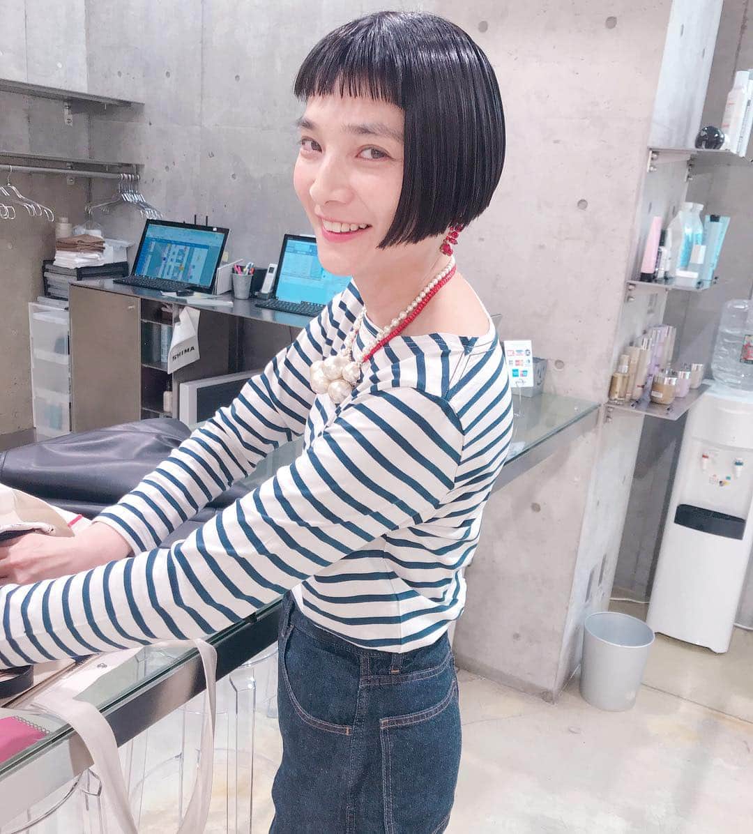 Sachiさんのインスタグラム写真 - (SachiInstagram)「New hair mini BOB for @akiyoneda  Hair cut by me . Akiさんが自身のブランド 『Omas Hände』19/20 AW展示会開催中です。 明日 4/6 一般のお客様も可能です。 * @omas_hande  Please Click link in her bio !!! . . #shima#hair#cut#bob #shima_sachi  #OmasHände#spain#fashio」4月5日 20時09分 - sattyyyyy