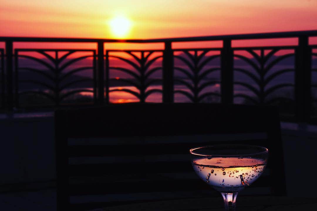 リゾートホテルオリビアン小豆島さんのインスタグラム写真 - (リゾートホテルオリビアン小豆島Instagram)「こんばんは！オリビアン小豆島です。  桜もいいけど、オリビアンと言えばやっぱり夕陽‼️ 今日も夕陽が綺麗でしたよ‼️ --------------------------------------------------------------------------- ◆リゾートホテル オリビアン小豆島◆ URL：https://olivean.com/  TEL：0879-65-2311  mail：olivean-shoudoshima@mystays.com  Instagram：@olivean_shodoshima  ハッシュタグ　 #olivean_shodoshima  #olivean  #オリビアン  #オリビアン小豆島 #オリビアンの夕陽 #ランチバイキング #オリビアンのランチバイキング ◆レストランページはこちら↓◆ https://olivean.com/restaurants/lunch/index.html 2019年2月からランチは土日祝日のみ ランチバイキングの営業とさせていただきます。  一部：11:00～12:30 二部：11:30～13:00 三部：12:45～14:15 ◆宿泊プラン一覧はこちら↓◆ https://olivean.com/accommodation/plan/index.html --------------------------------------------------------------------------」4月5日 20時10分 - olivean_shodoshima