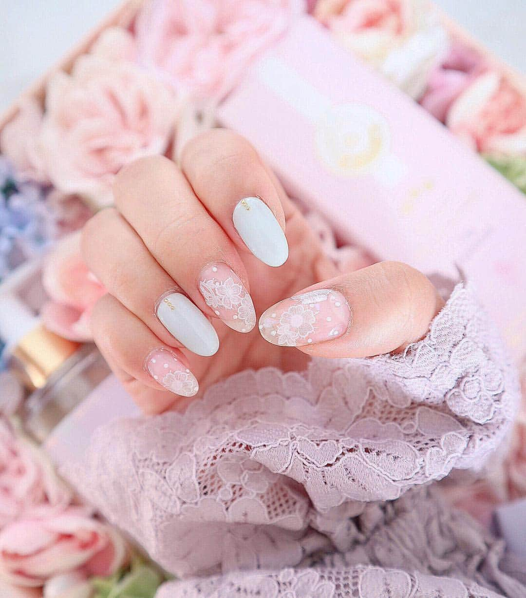 中田絵里奈さんのインスタグラム写真 - (中田絵里奈Instagram)「💅♡💅♡ . 4月のネイルはレース風デザイン🕊 . レースの間にドットを入れたり ミントグリーンが春らしくてお気に入り☺️ . . 来月のお店の定額デザインです❤︎ @bonnechance_nail . . . #newnail #ネイル #春ネイル #フラワーネイル #レースネイル #表参道ネイル #なかやまちえこ さん」4月5日 20時11分 - erinanakata