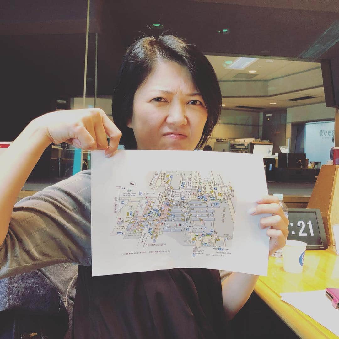 TBSラジオ「たまむすび」さんのインスタグラム写真 - (TBSラジオ「たまむすび」Instagram)「「生活は踊る」選曲担当！高橋芳朗さんによる新刊でました📚タイトルは『生活が踊る歌』🎶💕 TOKYOもんは、この春上京してきた人にも聞いて欲しい「新宿駅」特集🚉 PNKパイセン…眉間にシワよってます笑  #tama954 #たまむすび #外山惠理 #玉袋筋太郎 #生活は踊る #高橋芳朗 #ジェーンスー #新宿駅 #tokyoもん #三太郎さんから塩パンの差し入れ届く #激ウマ塩パン #tbsラジオ」4月5日 20時12分 - tamamusubi905954