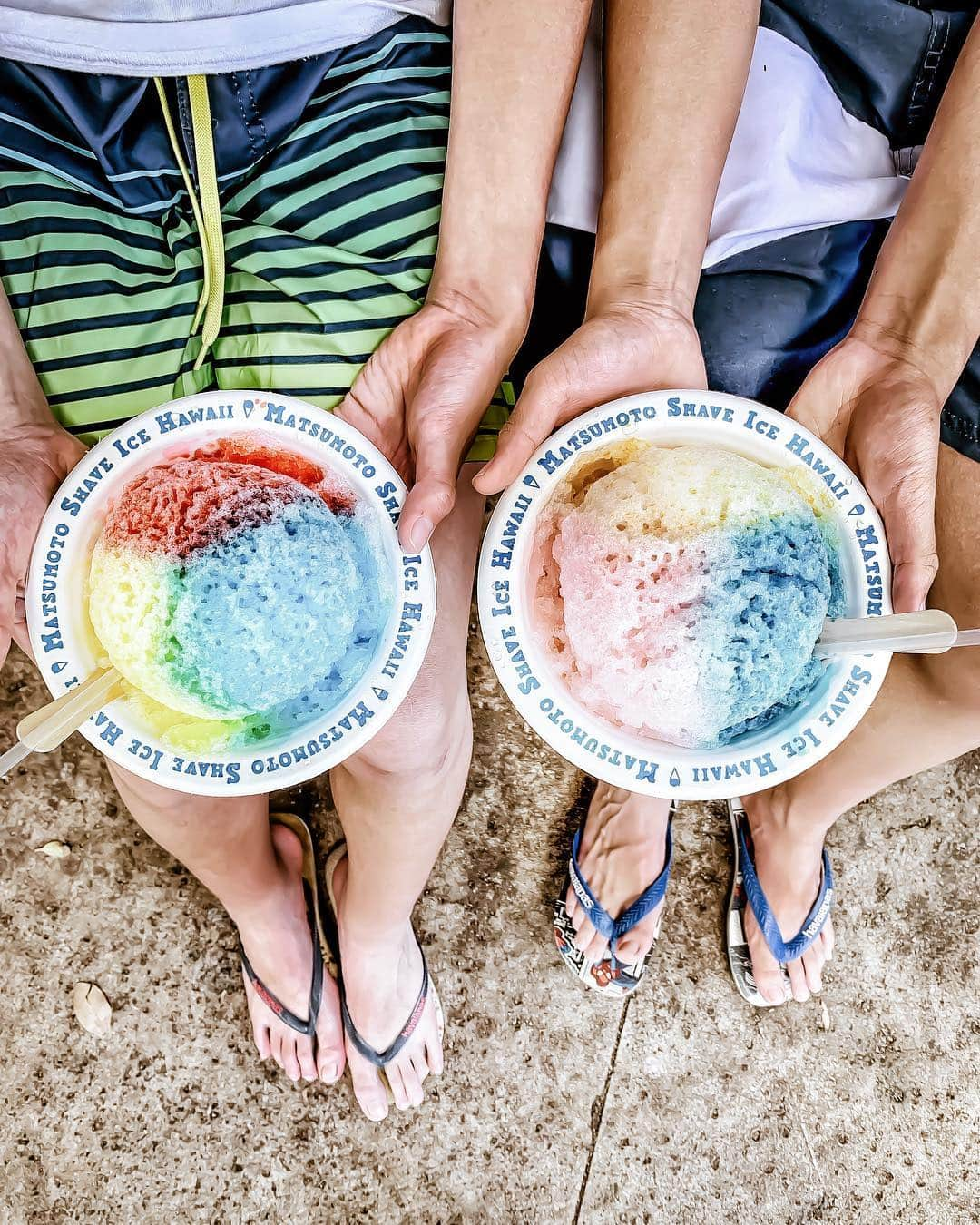 Yukicoさんのインスタグラム写真 - (YukicoInstagram)「shaveice🌈 私のおすすめは  グァバ&パイナップル&ラズベリー ラズベリーはブルーなんです🌊 レインボー以外も是非トライして👍🏻 ‥‥‥‥‥‥‥‥‥‥‥‥‥‥‥‥‥‥‥‥‥‥‥‥‥‥‥‥‥‥‥‥‥‥‥ #gatheringslikethese#rainbow#sweetsgram#livethelittlethings#cups_are_love#still_life_gallery#livethelittlethings#handsinframe#beautifulcuisines#foodinhands#instafood#vscofood#ourfoodstories#tabijyomap_hawaii#hawaiicafe#hawaiianfood#yukicoinhawall#matsumotoshaveice#shaveice#hawaiisweets#ハワイスイーツ#ハワイカフェ巡り#ハワイカフェ#旅muse#ジェットスターアンバサダー#ジェットスター旅部」4月5日 20時12分 - yukicolifecom