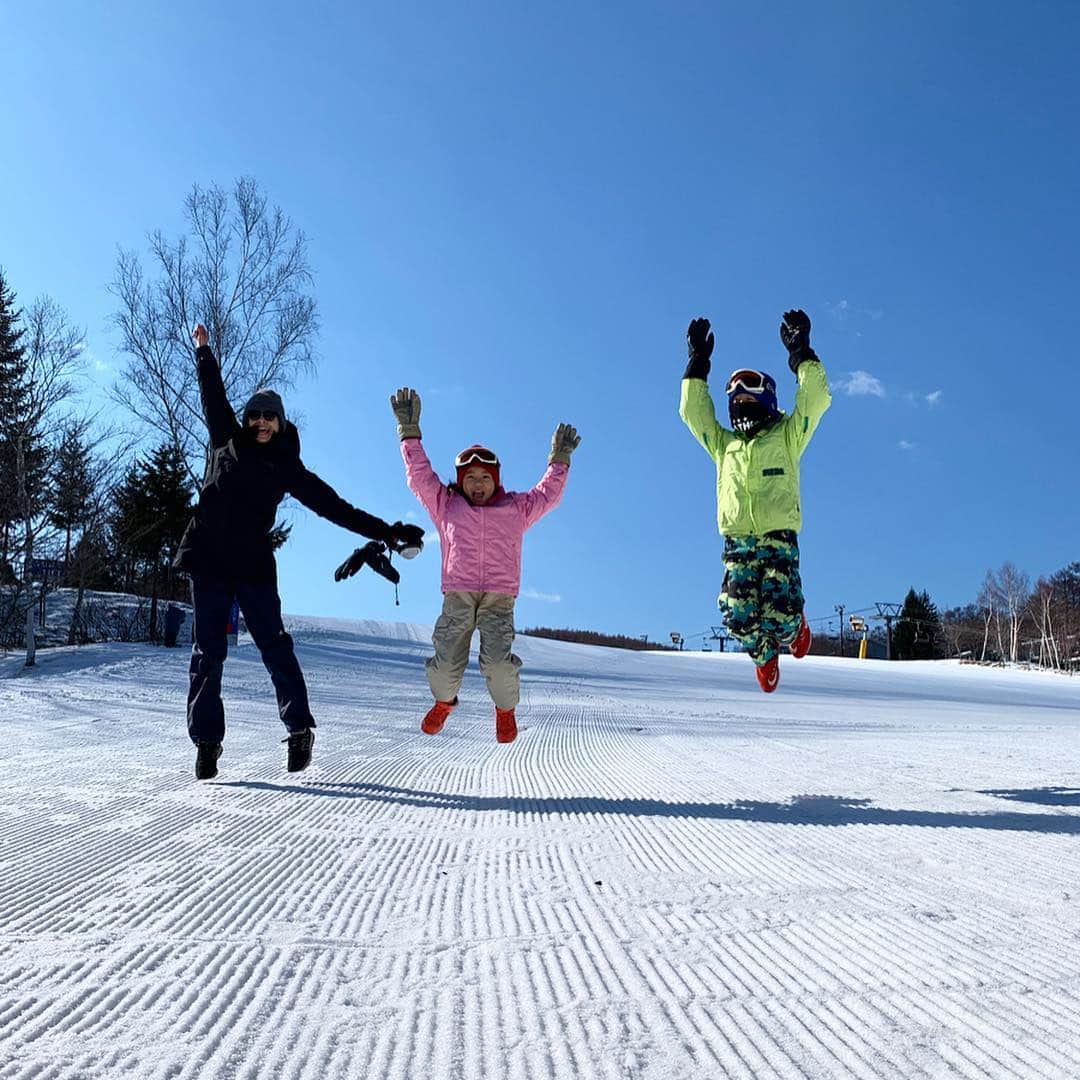 AYUMIさんのインスタグラム写真 - (AYUMIInstagram)「きもちのよいお天気のなか 家族みんなで楽しんだ春スキー🌈 . . . #ski #春スキー #最高 #家族旅行 #春休み #AYUMIアウトドア」4月5日 20時13分 - ayumiayunco