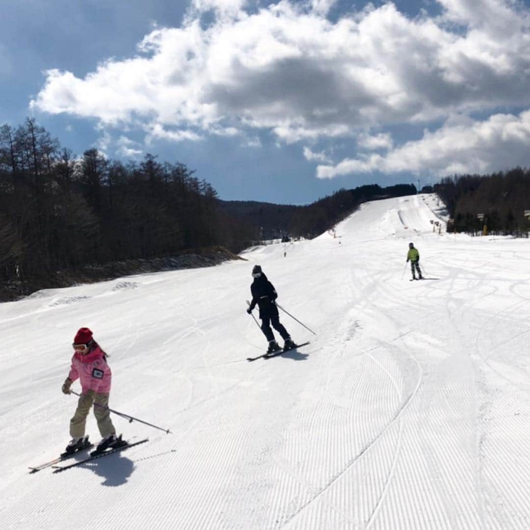 AYUMIさんのインスタグラム写真 - (AYUMIInstagram)「きもちのよいお天気のなか 家族みんなで楽しんだ春スキー🌈 . . . #ski #春スキー #最高 #家族旅行 #春休み #AYUMIアウトドア」4月5日 20時13分 - ayumiayunco