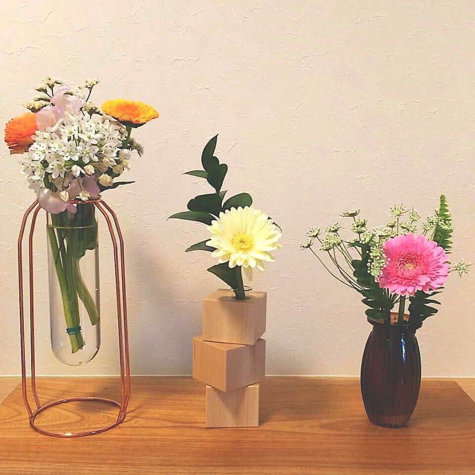 Bloomee LIFEさんのインスタグラム写真 - (Bloomee LIFEInstagram)「・ 実家の新築祝いのひとつで Bloomee LIFE Giftを頼んでみました💐 4週目も届いてだいぶ賑やかになってきたみたい🥰 ・ Special Thanks Photo by @et5_k @tomo_y_0212 @yukanda__ ・ 小分けにして、並べて飾るのも可愛いですね🌸🌼 ついつい集めてしまう、可愛い花瓶✨ いつの間にか、お家にはお気に入りがたくさん😌 ・ 今日はどの花瓶に、どのお花を飾ろうか… そんなことを考えるのも、楽しみの一つですね❣️ ・⠀ ・⠀ #bloomeelife#ブルーミーライフ#花のある生活#花好きな人と繋がりたい#おうち時間#花部#花写真#花が好き#花を飾る#暮らしを楽しむ#日々の暮らし#丁寧な暮らし#日々#お花のある暮らし#ナチュラル#素敵な休日#暮らしを整える#くらしのきほん#日々の暮らしを楽しむ#丁寧に暮らす#女子力向上委員会#マイルーム#リビング#花のある生活#日常 #インテリア#家づくり#フラワーベース#花瓶#ダイニング」4月5日 20時22分 - bloomee
