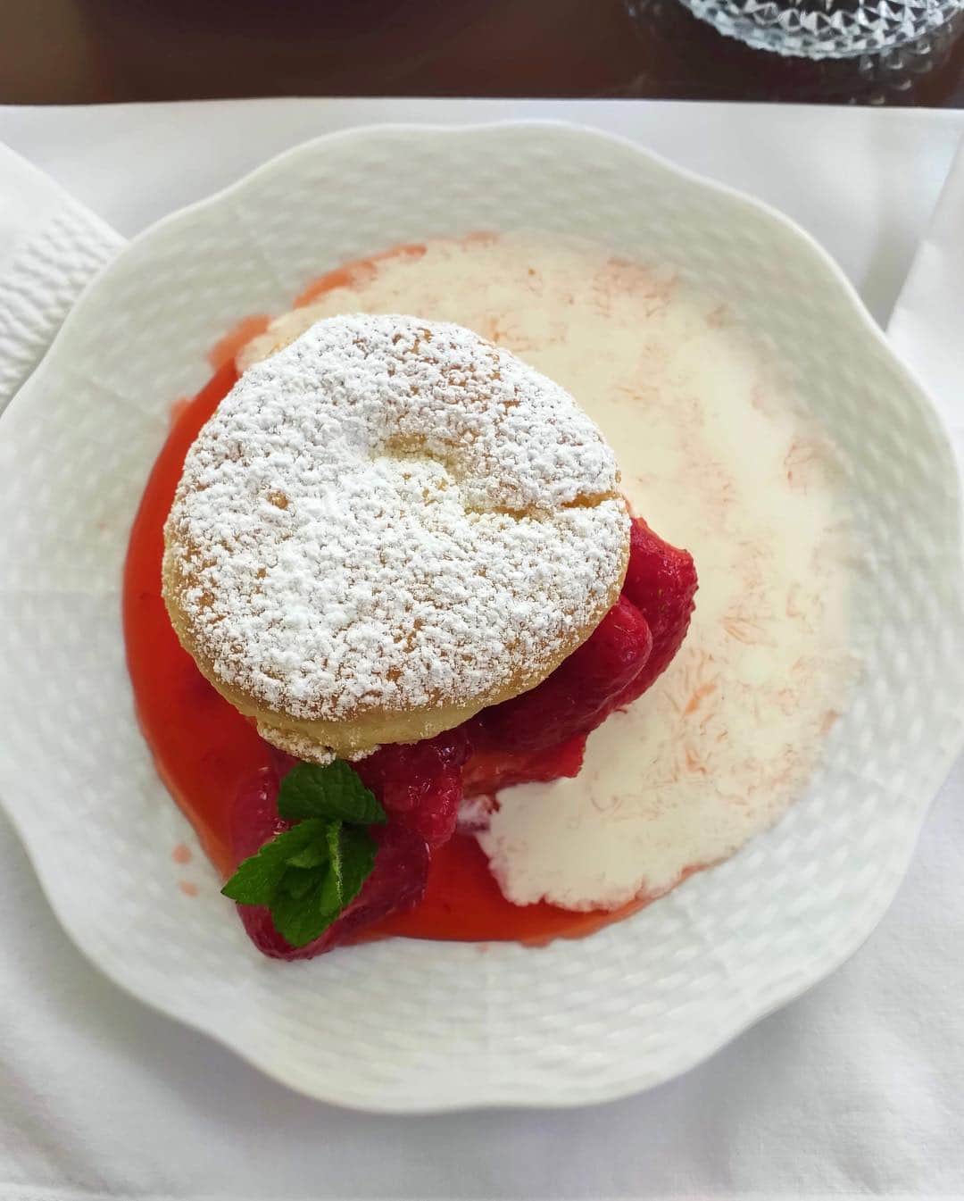 伊藤春香さんのインスタグラム写真 - (伊藤春香Instagram)「鎌倉山の「ハウスオブフレーバーズ」﻿ （ホルトハウス房子の店）﻿ の春の２日間限定メニュー﻿ ﻿ 「スコーンといちごのケーキ」。﻿ ﻿ ショートケーキの原型となった﻿ 昔のアメリカスタイルのケーキだそう。﻿ ﻿ ピッチャーで添えられている生クリームをスコーンにひたしながら食べるのだけど、﻿ 美味しすぎた…😭﻿ ﻿ 予約している常連さんしか﻿ 食べられないそうで﻿ りり子さんが予約してくれたの...🙏﻿ ﻿ ほんとにほんとに美味しかった...。﻿ ﻿ #ハウスオブフレーバーズ #今日と明日限定﻿ #オールドファッションストロベリーケーキ﻿ #鎌倉山 #ホルトハウス房子 #鎌倉スイーツ﻿ #秋の限定メニューはマロンシャンテリーだって﻿ #食べたすぎる」4月5日 20時19分 - ha_chu