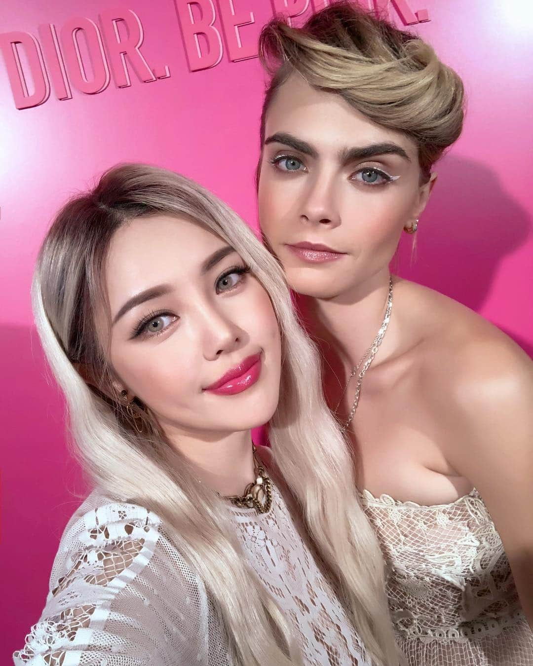 ポニーさんのインスタグラム写真 - (ポニーInstagram)「. Selfie time with @CaraDelevingne 😜😗💕 . @diormakeup @diorbeautylovers #bediorbepink  #dioraddict  #dioraddictstellarshine  #diormakeup #디올어딕트스텔라샤인」4月5日 20時19分 - ponysmakeup