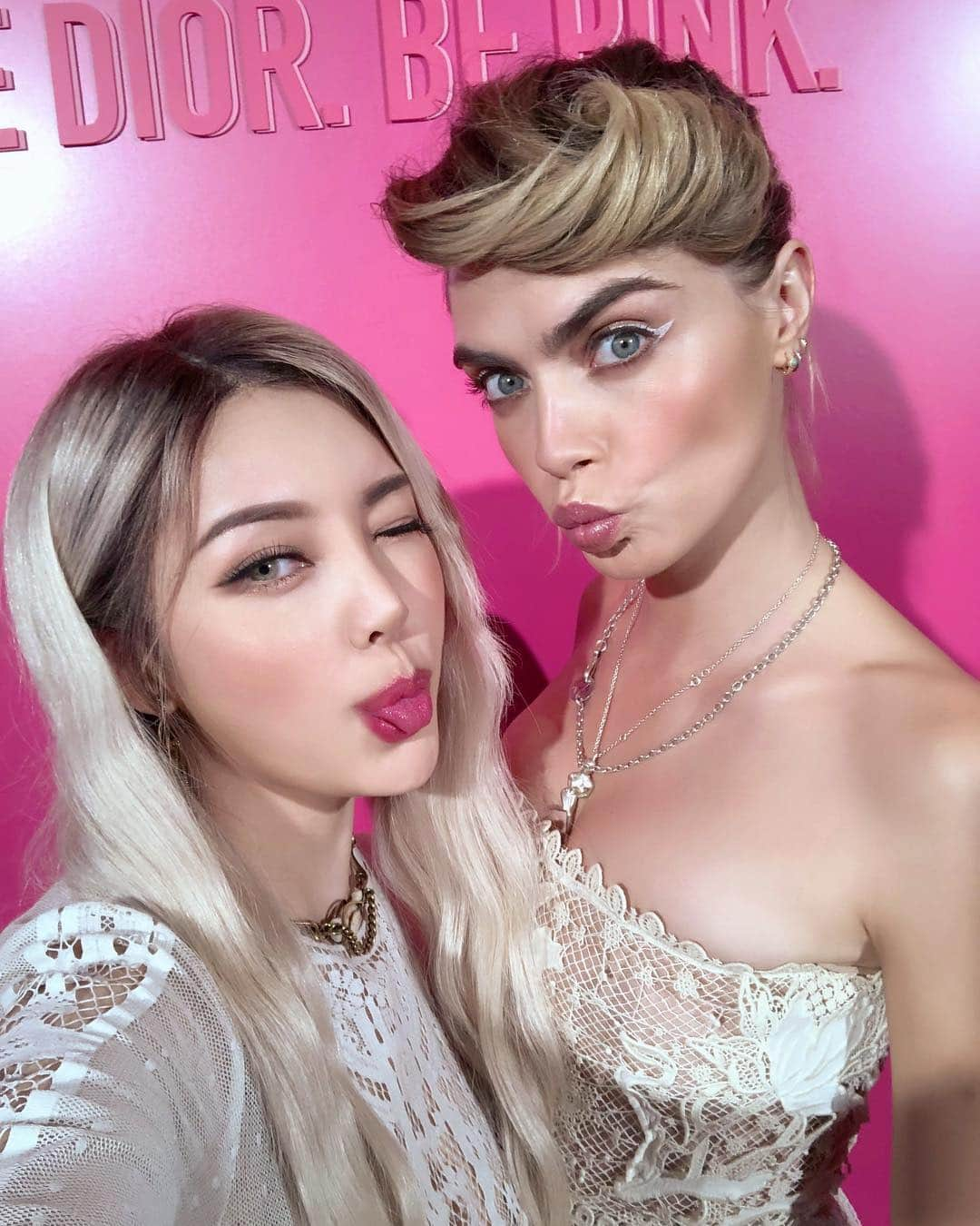 ポニーさんのインスタグラム写真 - (ポニーInstagram)「. Selfie time with @CaraDelevingne 😜😗💕 . @diormakeup @diorbeautylovers #bediorbepink  #dioraddict  #dioraddictstellarshine  #diormakeup #디올어딕트스텔라샤인」4月5日 20時19分 - ponysmakeup