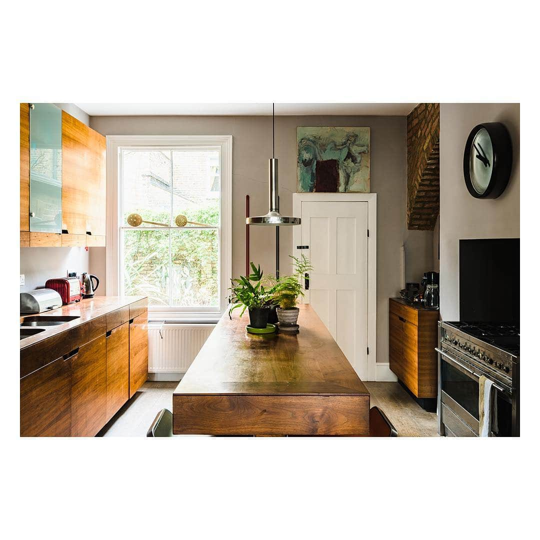 The Modern Houseさんのインスタグラム写真 - (The Modern HouseInstagram)「Joint Forces: a period home with contemporary interiors in Peckham. Link in our bio to view the sales particulars for Bushey Hill Road.  #peckham #renovated #periodhomes」4月5日 20時20分 - themodernhouse