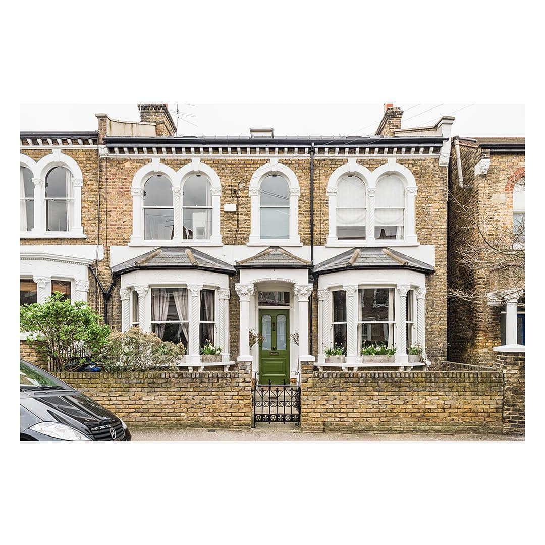 The Modern Houseさんのインスタグラム写真 - (The Modern HouseInstagram)「Joint Forces: a period home with contemporary interiors in Peckham. Link in our bio to view the sales particulars for Bushey Hill Road.  #peckham #renovated #periodhomes」4月5日 20時20分 - themodernhouse